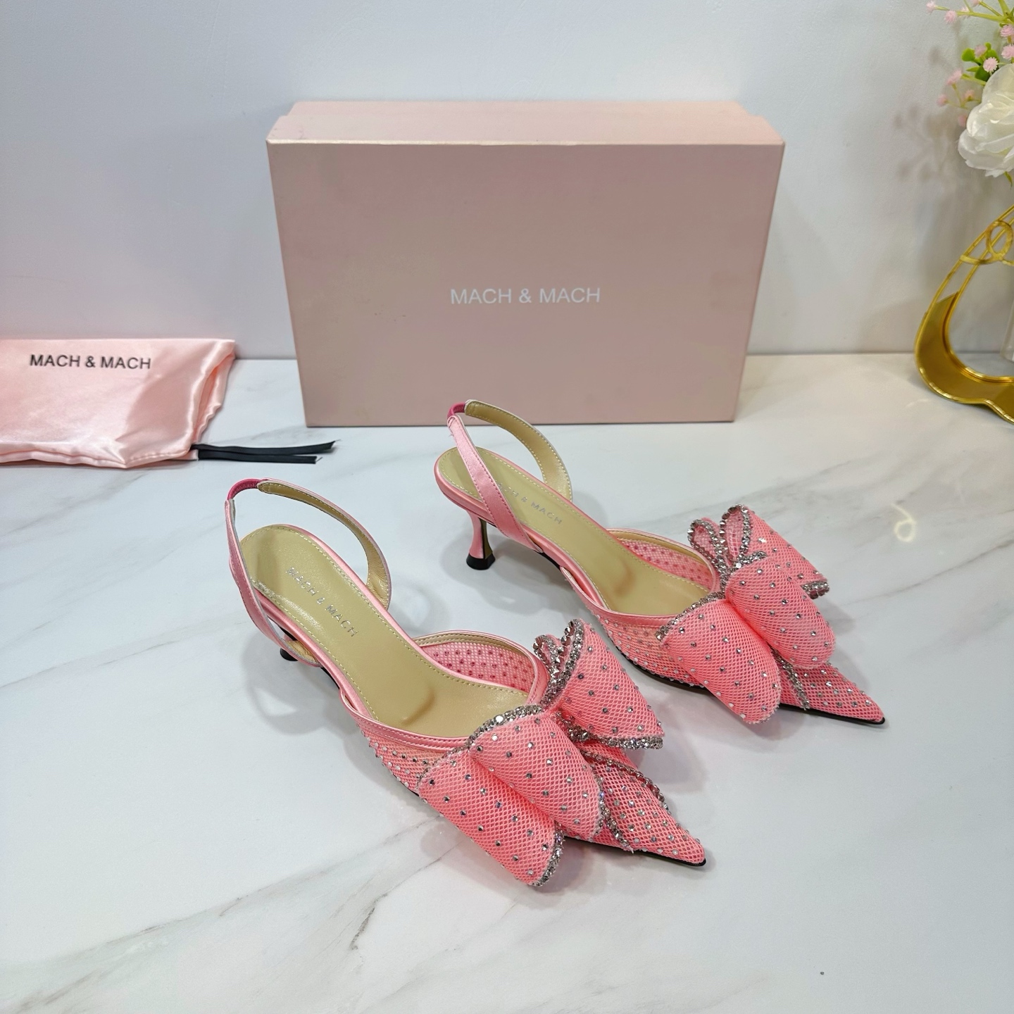 NO:261880,& 2025 Niche Butterfly Diamond brings many surprises. Use the new butterfly with freshness. The belt-type climbing belt is enough beauty. The raw contour is light and textured. Follow the bright sunshine. Take the fashionable and high-end route. Let’s take a look at the different world outside. Fabric imported silk, inner sheepskin, footbed sheepskin. Soles imported from Italy. Original original color genuine leather sole. Elegant style. Create a different feeling. Heel height 5.5cm. Counter packaging. Simple and elegant style!  show bdetails —————————————— ⊿size. ｜35-39 (40 41 42 customization), high heels, sheepskin, real silk, Leather soles19860909＆2025  小众蝴蝶钻带来很多惊喜 运用全新蝴蝶新鲜感十足 环带式攀带 足够的美感 生轮廓轻盈质感 跟随明媚阳光.走时髦高端路线 一起去看看外面不一样的世界 面料进口 真丝  内里羊皮,垫脚羊皮 鞋底意大利进口原版原色真皮大底 优雅风格 创造不一样的感觉 跟高5.5cm 专柜包装 简约气质款式！ show bdetails ————————————  ⊿size. ｜35-39（40 41 42定制）,高跟鞋,high heels,sheepskin,real silk,Leather soles,Women's Shoes