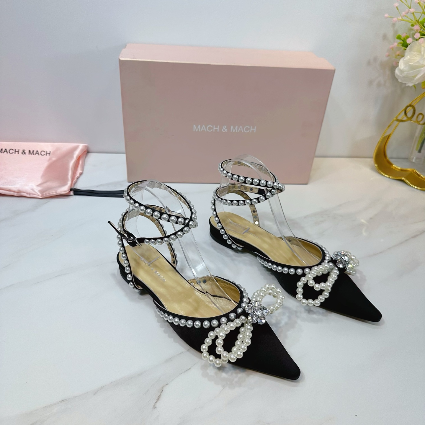 NO:261883,& 2025 Niche Butterfly Diamond brings many surprises. Use the new butterfly with freshness. The Belt-style climbing belt is enough beauty. The raw contour is light and textured. Follow the bright sunshine. Take the fashionable and high-end route. Let’s take a look at the different world outside. Fabric imported silk pearls. Inner sheepskin, footbed sheepskin. Soles imported from Italy. Original original color genuine leather sole. Elegant style. Create a different feeling. Heel height 5.5cm. Counter packaging. Simple and elegant style!  show bdetails —————————————— ⊿size. ｜35-39 (40 41 42 customization), high heels, sheepskin, real silk, Leather soles19860909＆2025  小众蝴蝶钻带来很多惊喜 运用全新蝴蝶新鲜感十足 环带式攀带 足够的美感 生轮廓轻盈质感 跟随明媚阳光.走时髦高端路线 一起去看看外面不一样的世界 面料进口 真丝 珍珠 内里羊皮,垫脚羊皮 鞋底意大利进口原版原色真皮大底 优雅风格 创造不一样的感觉 跟高5.5cm 专柜包装 简约气质款式！ show bdetails ————————————  ⊿size. ｜35-39（40 41 42定制）,高跟鞋,high heels,sheepskin,real silk,Leather soles,Women's Shoes