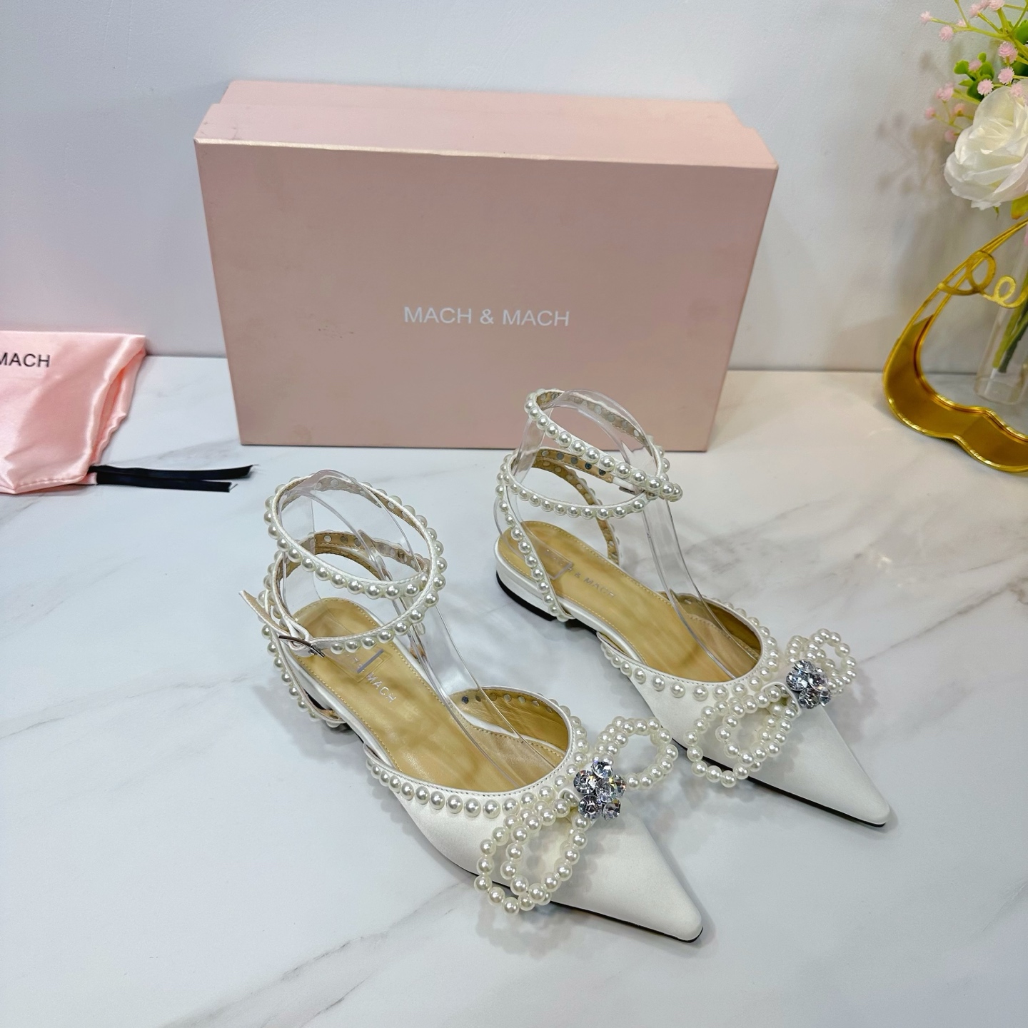 NO:261886,& 2025 Niche Butterfly Diamond brings many surprises. Use the new butterfly with freshness. The Belt-style climbing belt is enough beauty. The raw contour is light and textured. Follow the bright sunshine. Take the fashionable and high-end route. Let’s take a look at the different world outside. Fabric imported silk pearls, inner sheepskin, footbed sheepskin. Soles imported from Italy. Original original color genuine leather sole. Elegant style. Create a different feeling. Heel high. Counter packaging. Simple and elegant style!  show bdetails —————————————— ⊿size. ｜35-39 (40 41 42 customization), high heels, sheepskin, real silk, Leather soles19860909＆2025  小众蝴蝶钻带来很多惊喜 运用全新蝴蝶新鲜感十足 环带式攀带 足够的美感 生轮廓轻盈质感 跟随明媚阳光.走时髦高端路线 一起去看看外面不一样的世界 面料进口 真丝 珍珠 内里羊皮,垫脚羊皮 鞋底意大利进口原版原色真皮大底 优雅风格 创造不一样的感觉 跟高 专柜包装 简约气质款式！ show bdetails ————————————  ⊿size. ｜35-39（40 41 42定制）,高跟鞋,high heels,sheepskin,real silk,Leather soles,Women's Shoes