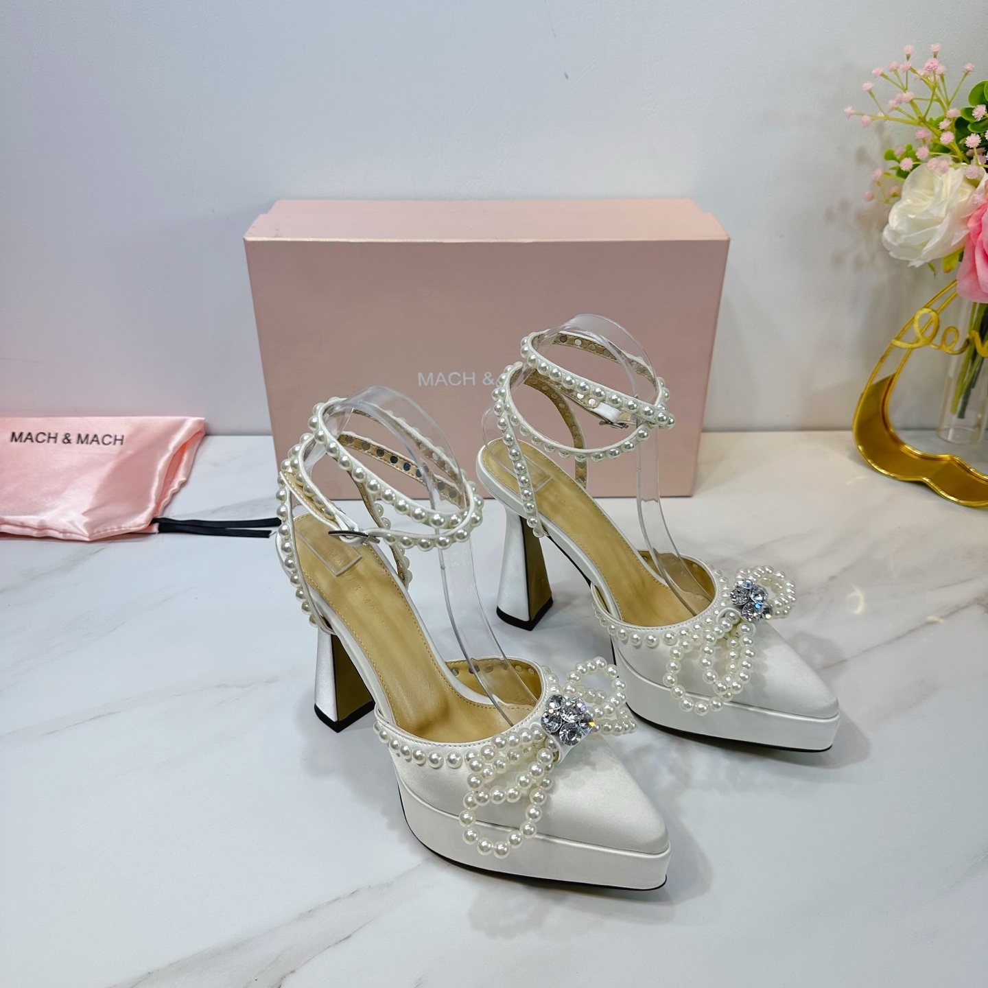 NO:261895,& 2025 Niche Butterfly Diamond brings many surprises. Use the new butterfly with freshness. The belt-type climbing belt is enough beauty. The raw contour is light and textured. Follow the bright sunshine. Take a fashionable and high-end route. Let’s take a look at the different world outside. Fabric imported silk pearls. Sheepskin in the inner, and sheepskin footskin. Soles imported from Italy. Original original color leather sole. Elegant style. Create a different feeling. Heel height 12.5cm. Water platform 3.cm. Counter packaging. Simple and elegant style!  show bdetails —————————————— ⊿size. ｜35-39 (40 41 42 customization), high heels, sheepskin, real silk, Leather soles19860909＆2025  小众蝴蝶钻带来很多惊喜 运用全新蝴蝶新鲜感十足 环带式攀带 足够的美感 生轮廓轻盈质感 跟随明媚阳光.走时髦高端路线 一起去看看外面不一样的世界 面料进口 真丝 珍珠 内里羊皮,垫脚羊皮 鞋底意大利进口原版原色真皮大底 优雅风格 创造不一样的感觉 跟高12.5cm 水台3.cm 专柜包装 简约气质款式！ show bdetails ————————————  ⊿size. ｜35-39（40 41 42定制）,高跟鞋,high heels,sheepskin,real silk,Leather soles,Women's Shoes