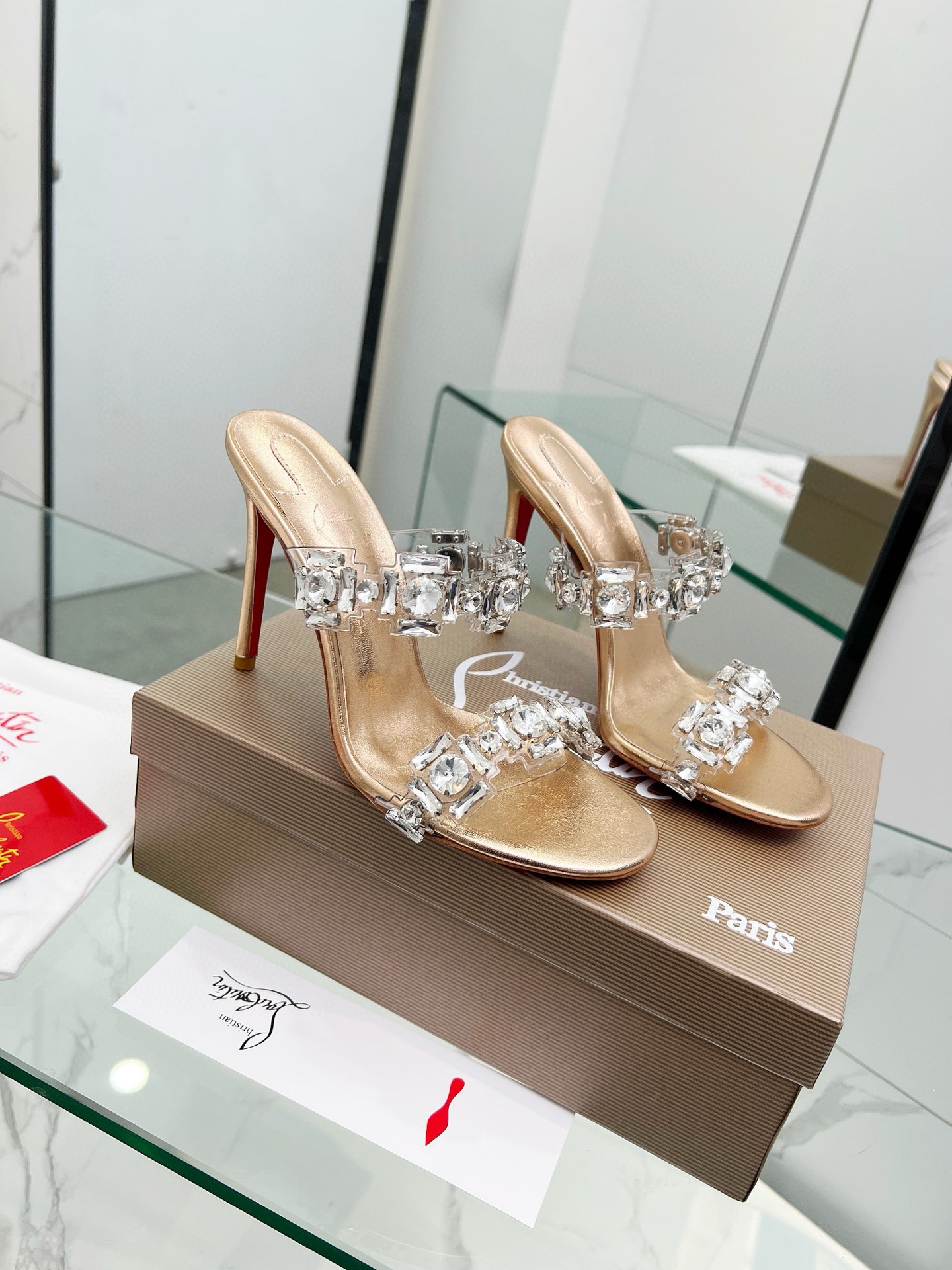 NO:264063,Christian Louboutin/Lu Boting CL red-soled shoes. New products of spring and summer series are available. The creative and bold shoe design shows avant-garde attitude and refreshes the urban shape. Elegant and fashionable, with silver buckles and colorful crystals that exquisitely surround the ankles. 1 fabric: imported original material PUC 2 linings. Imported idiomatic lambskin is super soft and delicate. 3 soles. Imported Italian original original color genuine leather sole. Heel height 10.5. 4 sizes 35-39 (40.41.42.43 customized), high heels, christian louboutin, christian louboutin, high heels, sheepskin19860909ChristianLouboutin/路铂廷 CL红底鞋 春夏系列新品登场,创意大胆的鞋履设计尽显前卫态度,焕新都市造型.优雅时尚上面镶有银色搭扣和精美环绕脚踝的五彩水晶. 1面料: 进口原版材料PUC 2内里 进口意制小羊皮超级柔软细腻  3大底 进口意大利原版原色真皮底 跟高10.5 4码数 35一39(40.41.42.43定制),高跟鞋,christian louboutin,christian louboutin,high heels,sheepskin,Women's Shoes