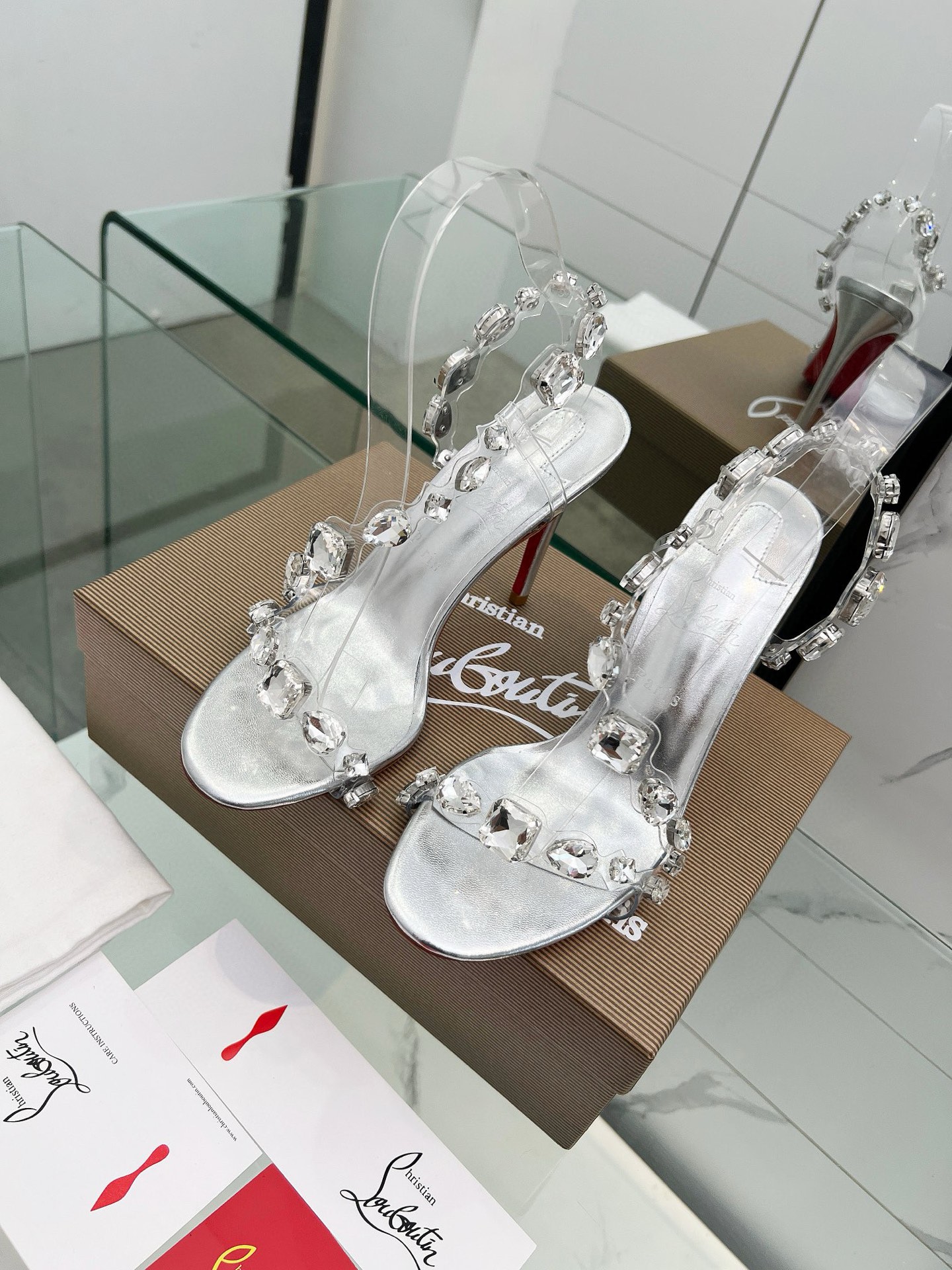 NO:264037,Christian Louboutin/Lu Boting CL red-soled shoes. New products of spring and summer series are available. The creative and bold shoe design shows avant-garde attitude and refreshes the urban shape. Elegant and fashionable, with silver buckles and colorful crystals that exquisitely surround the ankles. 1 fabric: imported original material PVC 2 linings imported from idiom lambskin is super soft and delicate 3 soles imported from Italy original color genuine leather sole heels 10.5 4 sizes 35-39 (40.41.42.43 customization), high heels, christian louboutin, christian louboutin, high heels, sheepskin19860909ChristianLouboutin/路铂廷 CL红底鞋 春夏系列新品登场,创意大胆的鞋履设计尽显前卫态度,焕新都市造型.优雅时尚上面镶有银色搭扣和精美环绕脚踝的五彩水晶. 1面料: 进口原版材料PVC 2内里 进口意制小羊皮超级柔软细腻  3大底 进口意大利原版原色真皮底 跟高10.5 4码数 35一39(40.41.42.43定制),高跟鞋,christian louboutin,christian louboutin,high heels,sheepskin,Women's Shoes