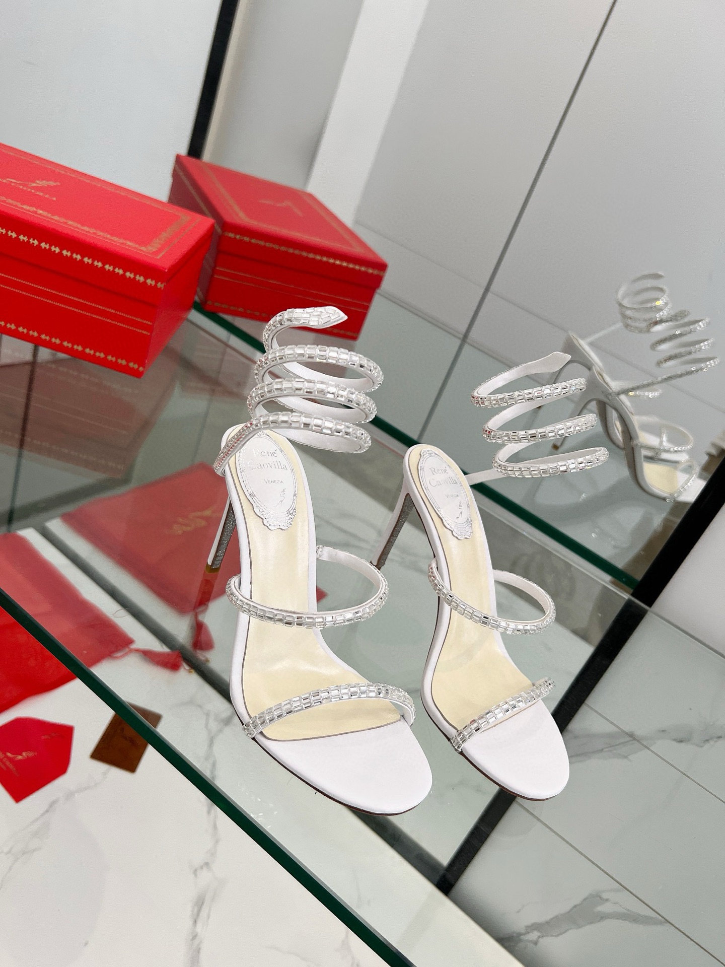 NO:264052,Rene Caovilla Rc Snake-shaped winding popular fairy sandals series, charming and gorgeous top-notch hard products, is every woman's Dream shoes wrapped around the naked serpentine decoration to make your feet longer, and the diamond-like heels make your temperament soar. Original purchase 1:1 customization, fully upgraded and shipped. Quality details can be compared 1 fabric original custom silk iron diamond 2 inner imported sheepskin inner foot pad 3 large sole Italian original original color genuine leather outsole heel height 9.5 4 full set packaging 35-39 (40/41/42/43 custom made no return or exchange), high heels, rene caovilla, rene caovilla, sandals, high heels, sheepskin, real silk, Leather soles19860909Rene Caovilla 芮妮·乔薇拉 Rc 蛇型缠绕爆红仙女凉鞋系列,魅惑华丽的顶级硬货,是每个女人的Dream shoes缠绕在脚裸的蛇形装饰让您的脚更加修长,钻石般闪烁的鞋跟让您的气质妥妥滴飙升 原版购入1:1订制 全升级出货 品质细节完全可以对比 1面料原版定制真丝烫钻 2内里进口羊皮内里垫脚 3大底意大利原版原色真皮大底 跟高9.5 4全套包装 35-39（40/41/42/43定做不退换）,高跟鞋,rene caovilla,rene caovilla,sandals,high heels,sheepskin,real silk,Leather soles,Women's Shoes