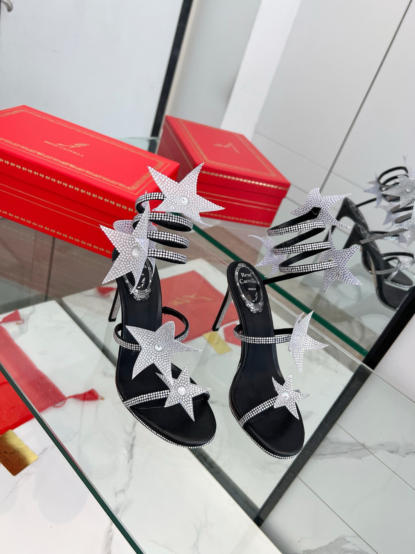 NO:264055,Rene Caovilla Rc Snake-shaped winding popular fairy sandals series, charming and gorgeous top-notch hard products, is every woman's Dream shoes wrapped around the naked feet, making your feet longer, and the diamond-like heels make your temperament soar. Original purchase 1:1 customization, fully upgraded and shipped. Quality details can be compared 1 fabric original custom silk crystal diamond, five-pointed star diamond 2 inner imported sheepskin inner foot pad 3 large sole Italian original original color genuine leather outsole heel height 9.5 4 full set packaging 35-39 (40/41/42/43 custom made no return or exchange), high heels, rene caovilla, rene caovilla, sandals, high heels, sheepskin, real  silk, Leather soles19860909Rene Caovilla 芮妮·乔薇拉 Rc 蛇型缠绕爆红仙女凉鞋系列,魅惑华丽的顶级硬货,是每个女人的Dream shoes缠绕在脚裸的蛇形装饰让您的脚更加修长,钻石般闪烁的鞋跟让您的气质妥妥滴飙升 原版购入1:1订制 全升级出货 品质细节完全可以对比 1面料原版定制真丝水晶钻,五角星钻 2内里进口羊皮内里垫脚 3大底意大利原版原色真皮大底 跟高9.5 4全套包装 35-39（40/41/42/43定做不退换）,高跟鞋,rene caovilla,rene caovilla,sandals,high heels,sheepskin,real silk,Leather soles,Women's Shoes