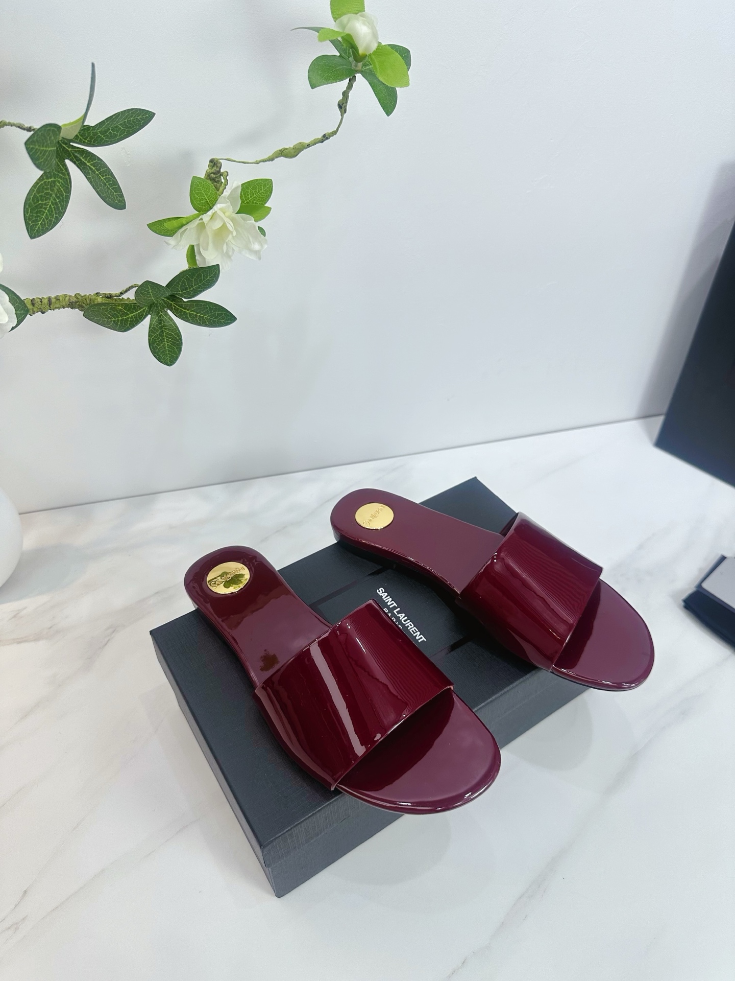 NO:405683,Saint Laurent 25ss super popular sandals, single-shoe counters are launched simultaneously, major celebrities and internet celebrities are putting their feet on the feet, fashionable and versatile style, simple and high-end, making elegance to the extreme, and the goddess style is full of!  1 patent leather upper 2 imported soft sheepskin inside 3 outsole Italian original original color genuine leather outsole heel height 1 4 original label foot pads, spot number 35M-39M (40 41 42 customized no return or exchange)., Slippers, saint laurent, saint laurent, sandals, slippers, sheepskin, Leather soles19860909Saint Laurent圣罗兰25ss 超火的凉鞋 单鞋专柜同步上新 各大明星网红纷纷上脚 款式时髦百搭 简约又高级 把优雅做到极致 上脚女神范爆棚！ 1鞋面釆用漆皮 2内里进口软羊皮 3大底意大利原版原色真皮大底 跟高1 4原贴标垫脚, 现货码数35M-39M (40 41 42订做不退不换).,拖鞋,saint laurent,saint laurent,sandals,slippers,sheepskin,Leather soles,Women's Shoes