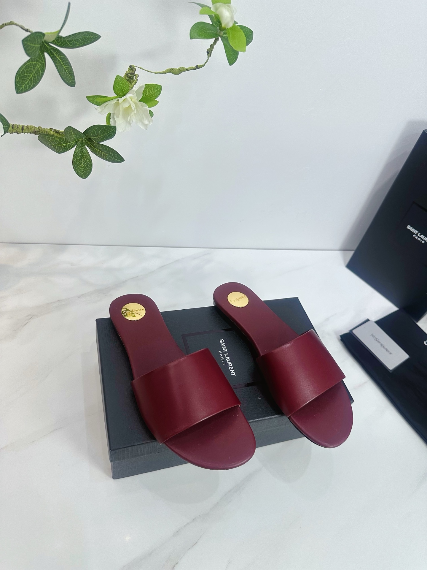 NO:405687,Saint Laurent 25ss super popular sandals, single-shoe counters are launched simultaneously, major celebrities and internet celebrities are putting their feet on the feet, fashionable and versatile style, simple and high-end, making elegance to the extreme, and the goddess style is full of!  1 The upper is made of cowhide 2 imported soft sheepskin in the inner lining 3 outsole Italian original original color genuine leather outsole Heel height 1 4 original labeling foot pads, spot number 35M-39M (40 41 42 customized no return or exchange)., Slippers, saint laurent, saint laurent, sandals, slippers, cowhide, sheepskin, Leather soles19860909Saint Laurent圣罗兰25ss 超火的凉鞋 单鞋专柜同步上新 各大明星网红纷纷上脚 款式时髦百搭 简约又高级 把优雅做到极致 上脚女神范爆棚！ 1鞋面釆用牛皮 2内里进口软羊皮 3大底意大利原版原色真皮大底 跟高1 4原贴标垫脚, 现货码数35M-39M (40 41 42订做不退不换).,拖鞋,saint laurent,saint laurent,sandals,slippers,cowhide,sheepskin,Leather soles,Women's Shoes