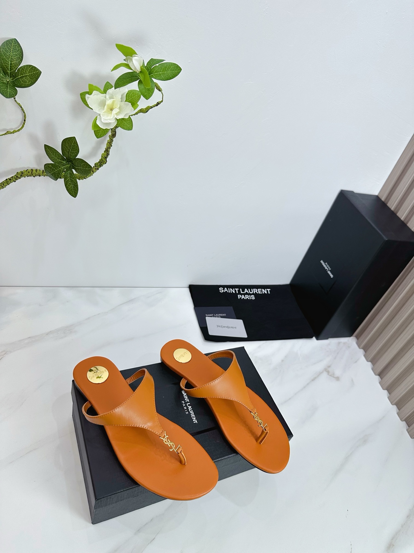 NO:405700,Saint Laurent 25ss super popular sandals, single-shoe counters are launched simultaneously, major celebrities and internet celebrities are putting their feet on the feet, fashionable and versatile style, simple and high-end, making elegance to the extreme, and the goddess style is full of!  1 The upper is made of cowhide 2 imported soft sheepskin in the inner lining 3 outsole Italian original original color genuine leather outsole Heel height 1 4 original labeling foot pads, spot number 35M-39M (40 41 42 customized no return or exchange)., Slippers, saint laurent, saint laurent, sandals, slippers, cowhide, sheepskin, Leather soles19860909Saint Laurent圣罗兰25ss 超火的凉鞋 单鞋专柜同步上新 各大明星网红纷纷上脚 款式时髦百搭 简约又高级 把优雅做到极致 上脚女神范爆棚！ 1鞋面釆用牛皮 2内里进口软羊皮 3大底意大利原版原色真皮大底 跟高1 4原贴标垫脚, 现货码数35M-39M (40 41 42订做不退不换).,拖鞋,saint laurent,saint laurent,sandals,slippers,cowhide,sheepskin,Leather soles,Women's Shoes