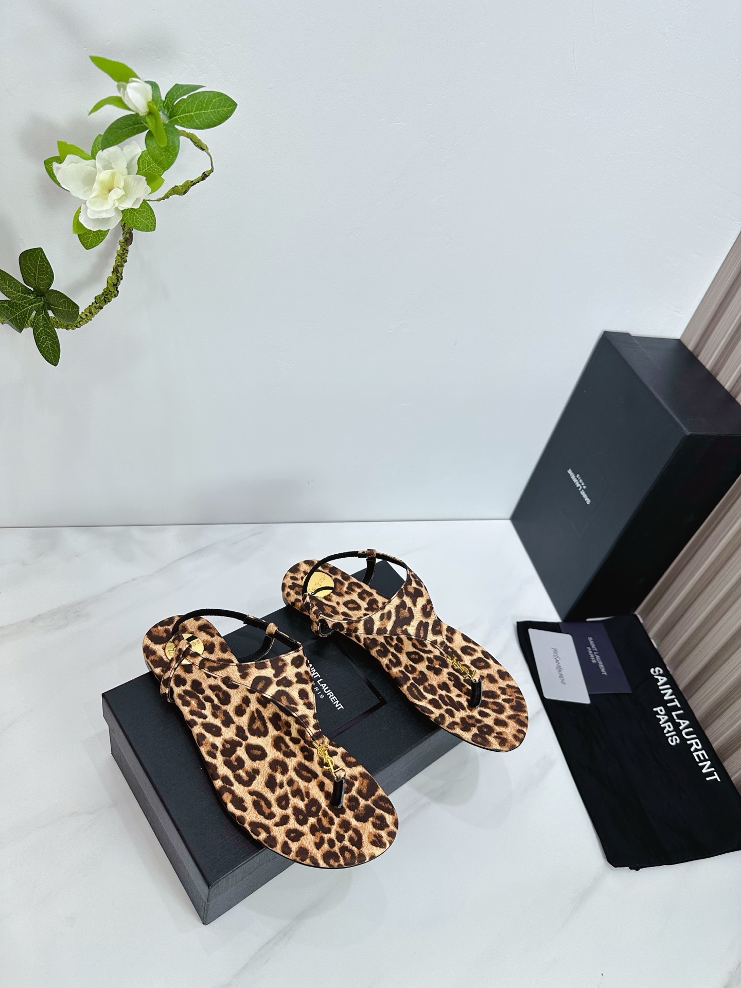 NO:405706,Saint Laurent 25ss super popular sandals, single-shoe counters are launched simultaneously, major celebrities and internet celebrities are putting their feet on the feet, fashionable and versatile style, simple and high-end, making elegance to the extreme, and the goddess style is full of!  1 The upper is made of silk, 2 imported soft sheepskin in the inner lining 3 outsole Italian original color genuine leather outsole Heel height 1 4 original labeling foot pads, spot number 35M-39M (40 41 42 customized, no return or exchange)., Sandals, saint laurent, saint laurent, sandals, sheepskin, real silk, Leather soles19860909Saint Laurent圣罗兰25ss 超火的凉鞋 单鞋专柜同步上新 各大明星网红纷纷上脚 款式时髦百搭 简约又高级 把优雅做到极致 上脚女神范爆棚！ 1鞋面釆用真丝 2内里进口软羊皮 3大底意大利原版原色真皮大底 跟高1 4原贴标垫脚, 现货码数35M-39M (40 41 42订做不退不换).,凉鞋,saint laurent,saint laurent,sandals,sheepskin,real silk,Leather soles,Women's Shoes