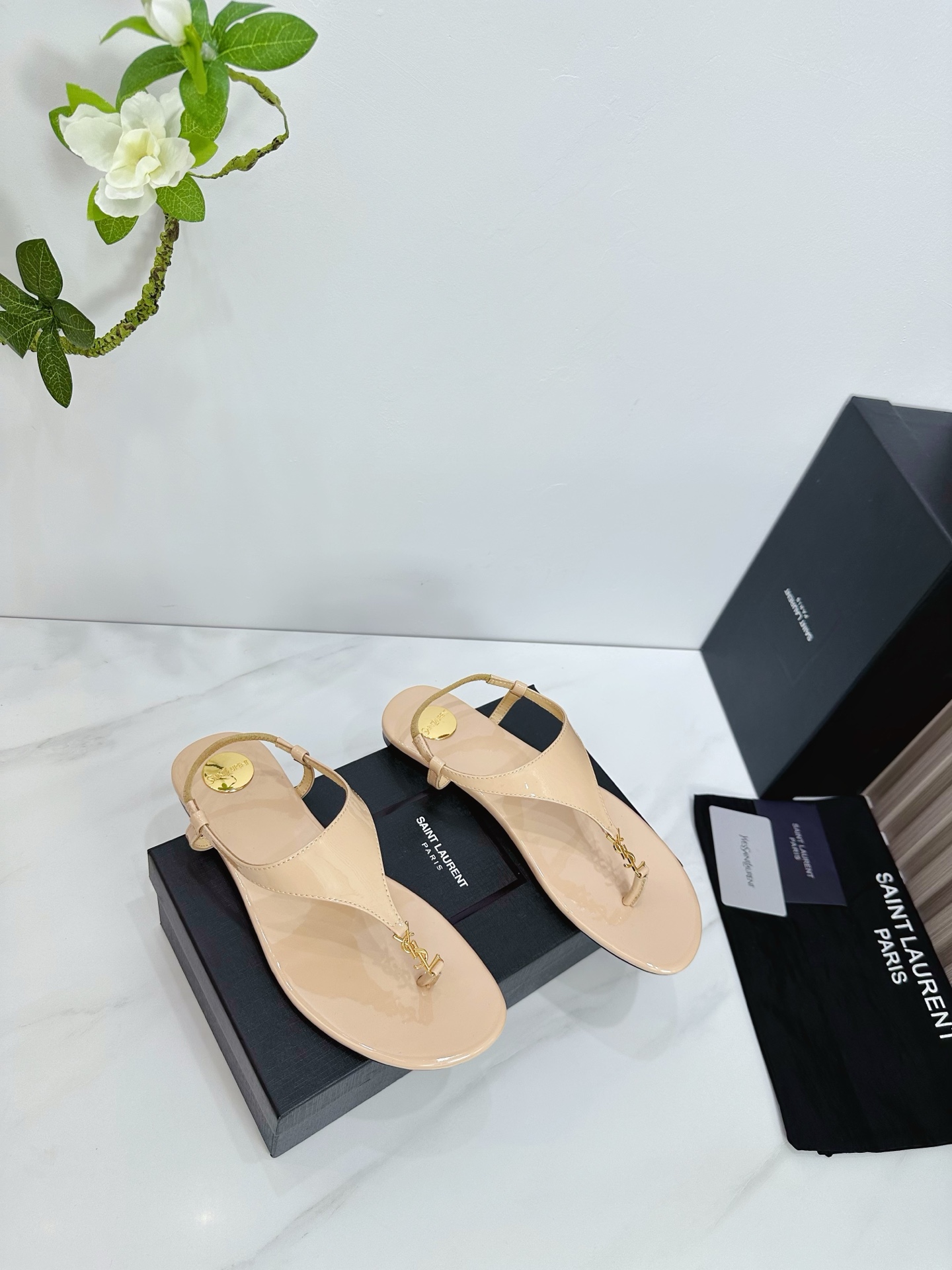 NO:405712,Saint Laurent 25ss super popular sandals, single-shoe counters are launched simultaneously, major celebrities and internet celebrities are putting their feet on the feet, fashionable and versatile style, simple and high-end, making elegance to the extreme, and the goddess style is full of!  1 patent leather upper 2 imported soft sheepskin inside 3 outsole Italian original original color genuine leather outsole heel height 1 4 original label foot pads, spot number 35M-39M (40 41 42 customized no return or exchange)., Sandals, saint laurent, saint laurent, sandals, sheepskin, Leather soles19860909Saint Laurent圣罗兰25ss 超火的凉鞋 单鞋专柜同步上新 各大明星网红纷纷上脚 款式时髦百搭 简约又高级 把优雅做到极致 上脚女神范爆棚！ 1鞋面釆用漆皮 2内里进口软羊皮 3大底意大利原版原色真皮大底 跟高1 4原贴标垫脚, 现货码数35M-39M (40 41 42订做不退不换).,凉鞋,saint laurent,saint laurent,sandals,sheepskin,Leather soles,Women's Shoes