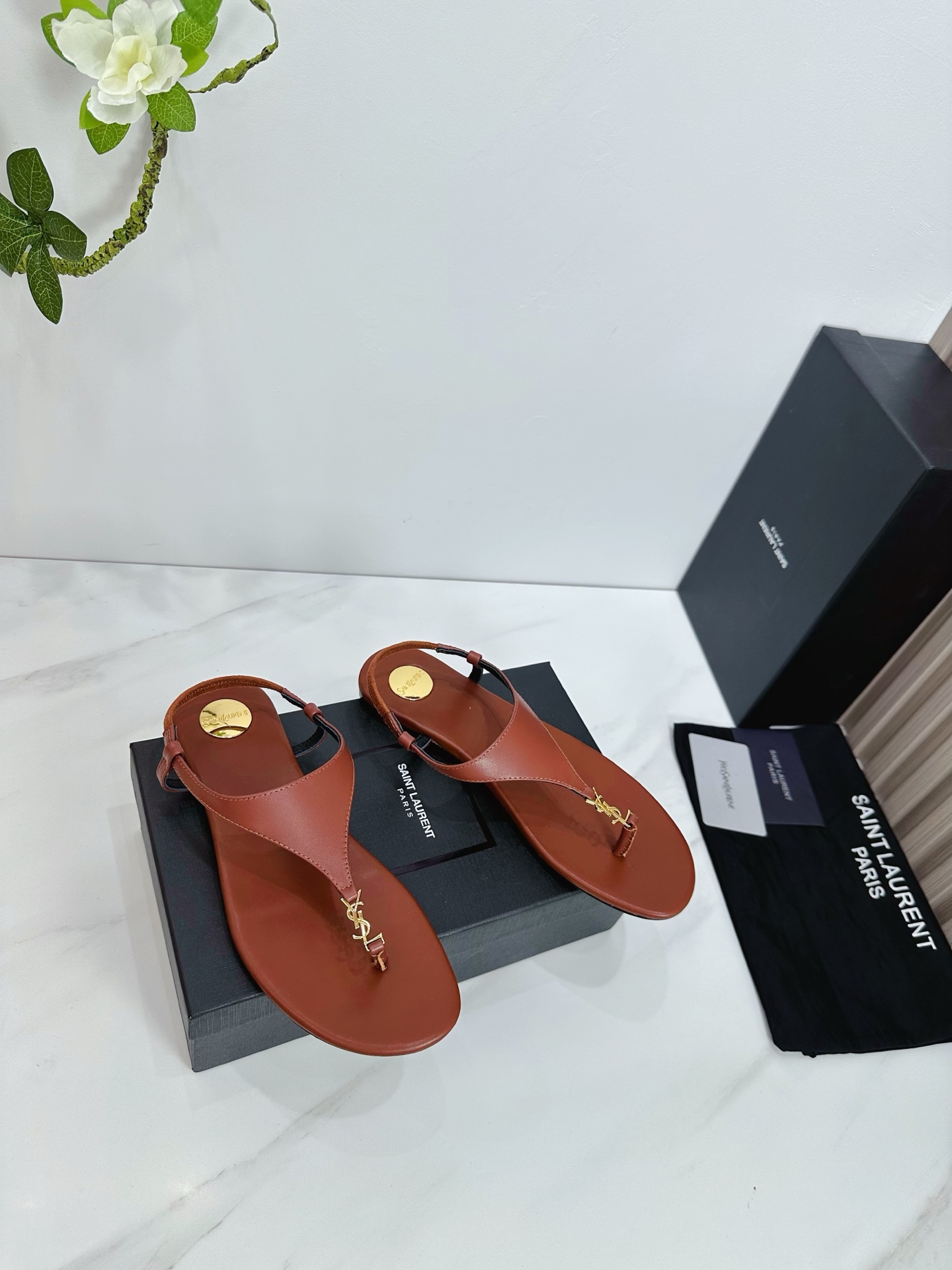 NO:405717,Saint Laurent 25ss super popular sandals, single-shoe counters are launched simultaneously, major celebrities and internet celebrities are putting their feet on the feet, fashionable and versatile style, simple and high-end, making elegance to the extreme, and the goddess style is full of!  1 The upper is made of cowhide 2 imported soft sheepskin in the inner lining 3 outsole Italian original original color genuine leather outsole Heel height 1 4 original labeling foot pads, spot number 35M-39M (40 41 42 customized no return or exchange)., Sandals, saint laurent, saint laurent, sandals, cowhide, sheepskin, Leather soles19860909Saint Laurent圣罗兰25ss 超火的凉鞋 单鞋专柜同步上新 各大明星网红纷纷上脚 款式时髦百搭 简约又高级 把优雅做到极致 上脚女神范爆棚！ 1鞋面釆用牛皮 2内里进口软羊皮 3大底意大利原版原色真皮大底 跟高1 4原贴标垫脚, 现货码数35M-39M (40 41 42订做不退不换).,凉鞋,saint laurent,saint laurent,sandals,cowhide,sheepskin,Leather soles,Women's Shoes