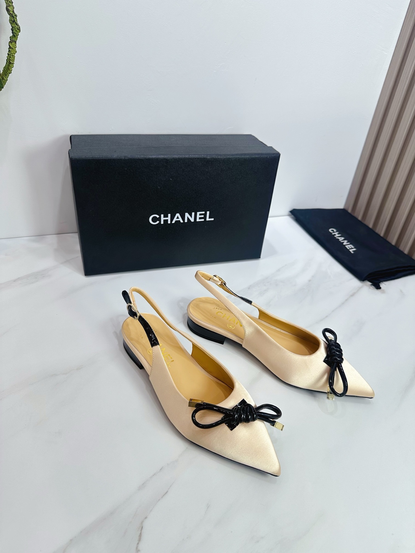 NO:407558,CHANEL 2025 autumn Martin boots single shoes sandals slippers latest style European purchasing agent & Xiang Grandma's new fashion latest version Small fragile Martin boots that exude long-lasting charm ~ original development supports the market any comparison of the so-called smooth and natural lines to restore the original appearance. Many celebrities recommend it. One of the must-have items in the spring. It is super comfortable to put on the feet, the real fragrance series... 1 fabric: imported silk 2 inner, imported idiom lambskin super soft and delicate 3 soles imported from Italy original color real cowhide soles 4 sizes 35-39 (40.41.42 customization), sandals, chanel, sandals, boots, slippers, cowhide, sheepskin, real silk19860909CHANEL 2025秋季马丁靴单鞋凉鞋拖鞋最新款 欧洲代购&香奶奶家新款时尚最新版面 散发持久魅力的小香马丁靴鞋～原版开发支持市场任意对比所谓线条流畅自然 做到恢复原版模样 众多明星纷纷推荐 开春必火单品之一.上脚超级的舒适哦,真香系列…  1面料: 进口真丝 2内里 进口意制小羊皮 超级柔软细腻 3大底 进口意大利原版原色真牛皮大底  4码数 35一39(40.41.42定制),凉鞋,chanel,sandals,boots,slippers,cowhide,sheepskin,real silk,Women's Shoes