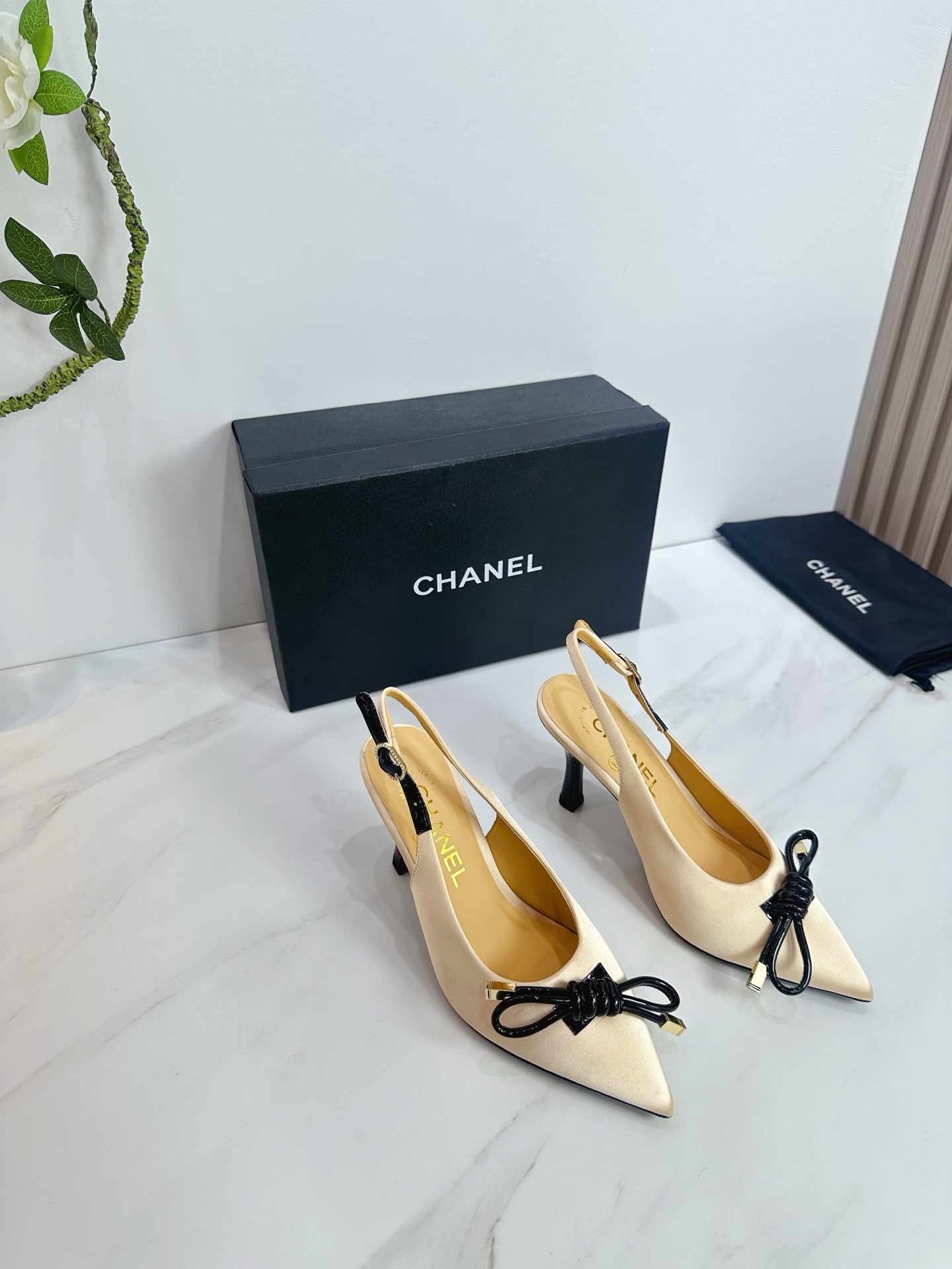 NO:405716,CHANEL 2025 autumn Martin boots single shoes sandals slippers latest style European purchasing agent & Xiang Grandma's new fashion latest version Small fragile Martin boots that exude long-lasting charm ~ original development supports the market any comparison of the so-called smooth and natural lines to restore the original appearance. Many celebrities recommend it. One of the must-have items in the spring. It is super comfortable to put on the feet, the real fragrance series... 1 fabric: imported silk 2 linings imported from idiom lambskin super soft and delicate 3 soles imported from Italy original color real cowhide outsole heel height 8.5 4 sizes 35-39 (40.41.42 customization), high heels, chanel, sandals, boots, high heels, slippers, cowhide, sheepskin, real silk19860909CHANEL 2025秋季马丁靴单鞋凉鞋拖鞋最新款 欧洲代购&香奶奶家新款时尚最新版面 散发持久魅力的小香马丁靴鞋～原版开发支持市场任意对比所谓线条流畅自然 做到恢复原版模样 众多明星纷纷推荐 开春必火单品之一.上脚超级的舒适哦,真香系列…  1面料: 进口真丝 2内里 进口意制小羊皮 超级柔软细腻 3大底 进口意大利原版原色真牛皮大底 跟高8.5 4码数 35一39(40.41.42定制),高跟鞋,chanel,sandals,boots,high heels,slippers,cowhide,sheepskin,real silk,Women's Shoes