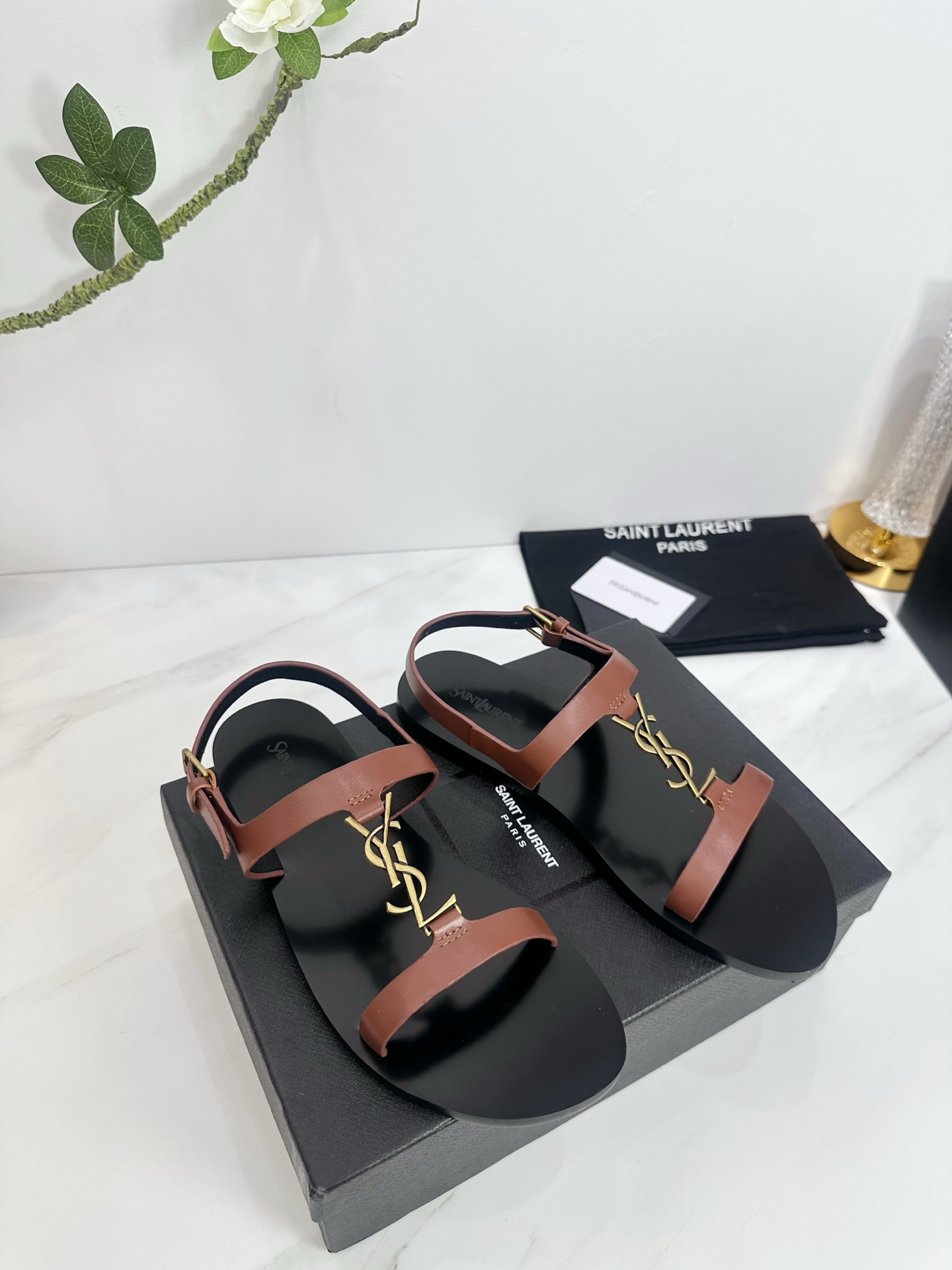 NO:407556,Saint Laurent 25ss super popular sandals, single-shoe counters are launched simultaneously, major celebrities and internet celebrities are putting their feet on the feet, fashionable and versatile style, simple and high-end, making elegance to the extreme, and the goddess style is full of!  1 Upper is made of cowhide (same style for men and women) 2 inner imported soft sheepskin 3 outsole Italian original original color genuine leather outsole 4 original labeling foot pads, spot code 35M-44M, sandals, saint laurent, saint laurent, sandals, cowhide, sheepskin, Leather soles19860909Saint Laurent圣罗兰25ss 超火的凉鞋 单鞋专柜同步上新 各大明星网红纷纷上脚 款式时髦百搭 简约又高级 把优雅做到极致 上脚女神范爆棚！ 1鞋面釆用牛皮 (男女同款) 2内里进口软羊皮 3大底意大利原版原色真皮大底  4原贴标垫脚, 现货码数 35M-44M,凉鞋,saint laurent,saint laurent,sandals,cowhide,sheepskin,Leather soles,Women's Shoes