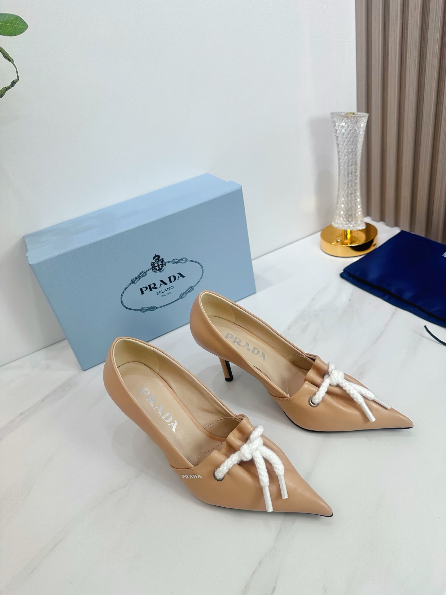 NO:615568,2025 SSS launches Prada’s latest long boots, sandals, thin heels, empty backs, and thick heels series——————————  PRADA's early spring T stage catwalk show is the same style as 'Dream Never Sleeps'. Prada can use it on important occasions. The fresh style has a bit of nobility. It is perfect to wear with this shoe. It is elegant and crystal clear, regardless of the material of various accessories.  , all are exclusively customized one to one, and must be zero distance from the original. The entire series is full of exciting and unexpected combinations of elements, different materials, textures of fabrics, and a strong artistic atmosphere, allowing you to appreciate the ever-changing style of Prada girls.  1. The upper is made of sheepskin. 2. The lining is imported sheepskin. 3. The outsole is made of original Italian genuine leather. The heel height is 8.5. 4. The original labeling feet. The stock code number is 35M-39M (40 41 42 is custom-made and cannot be returned or exchanged). High heels and sandals, prada, prada, sandals, boots, high heels, sheepskin, Leather soles198609092025 SSS重磅推出普拉达最新长短靴,凉鞋单鞋,细跟,后空,粗跟系列  —————————— PRADA早春T台走秀网红同款＂造梦不夜城＂,Prada能在重要场合上用得上了,小清新风带点贵气的感觉,上脚非常完美穿搭配上此鞋,优雅大方,晶莹剔透,无论各种配件材质,都是独家一比一定制,必做到原版零距离,整个系列都充满了令人兴奋和意外的元素结合,不同的材质,肌理的面料的表现,具有极浓的艺术气息,让你领略Prada女孩的百变风格. 1鞋面釆用羊皮 2内里进口羊皮 3大底意大利原版原色真皮大底跟高8.5 4原贴标垫脚, 现货码数35M-39M（40 41 42订做不退不换).,高跟鞋凉鞋,prada,prada,sandals,boots,high heels,sheepskin,Leather soles,Women's Shoes