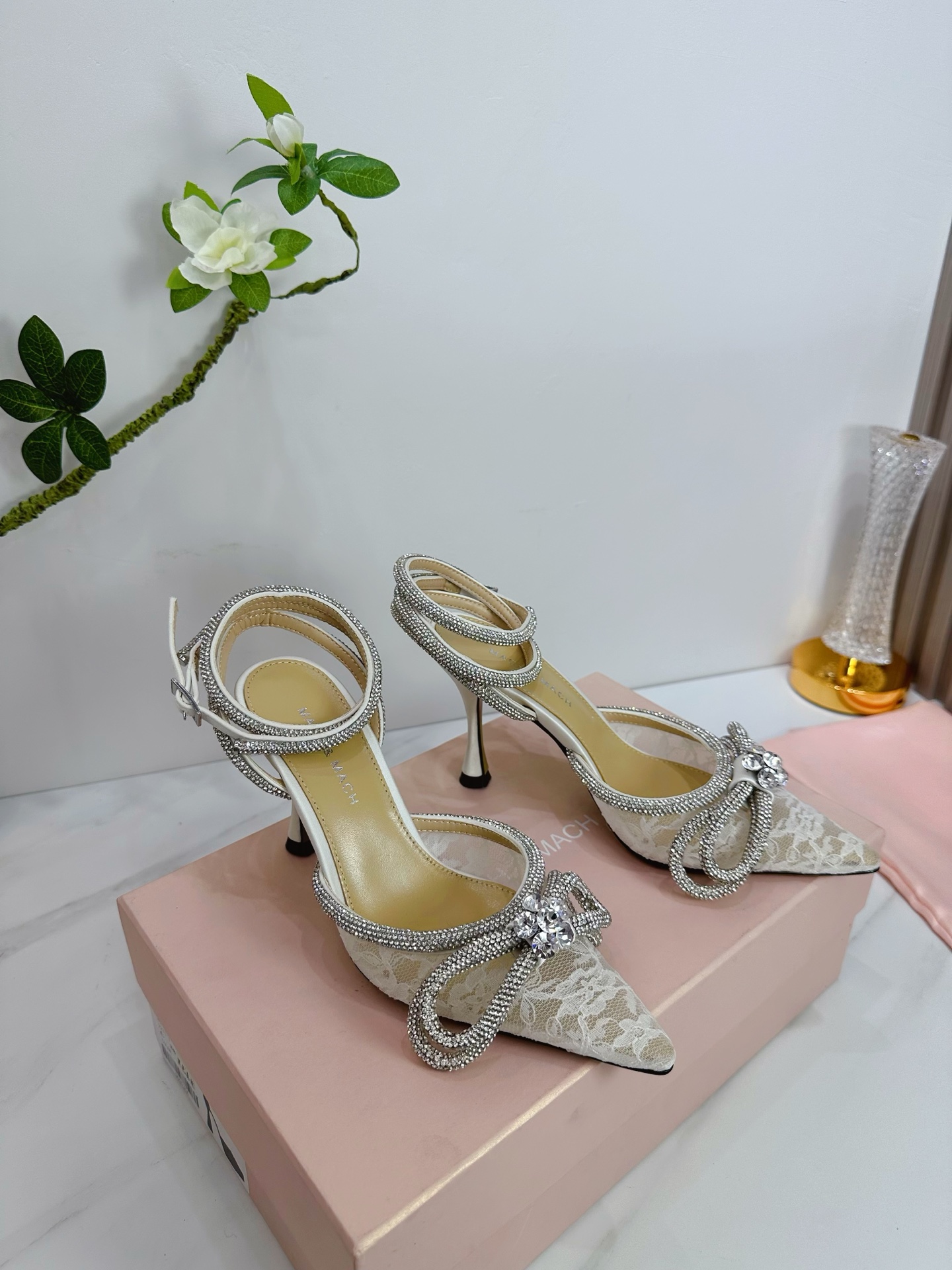 NO:444704,& 2025 Niche Butterfly Diamond brings many surprises. Use the new butterfly with freshness. The belt-type climbing belt is enough beauty. The raw contour is light and textured. Follow the bright sunshine. Take the fashionable and high-end route. Let’s take a look at the different world outside. Fabric imported lace, inner sheepskin, footbed sheepskin. Soles imported from Italy. Original original color genuine leather sole. Elegant style. Create a different feeling. Heel height 6.0cm 9.0cm. Counter packaging. Simple and elegant style!  show bdetails —————————————— ⊿size. ｜35-39 (40 41 42 customization), high heels sandals, sandals, high heels, sheepskin, Leather soles19860909＆2025  小众蝴蝶钻带来很多惊喜 运用全新蝴蝶新鲜感十足 环带式攀带 足够的美感 生轮廓轻盈质感 跟随明媚阳光.走时髦高端路线 一起去看看外面不一样的世界 面料进口 蕾丝 内里羊皮,垫脚羊皮 鞋底意大利进口原版原色真皮大底 优雅风格 创造不一样的感觉 跟高6.0cm 9.0cm 专柜包装 简约气质款式！ show bdetails ————————————  ⊿size. ｜35-39（40 41 42定制）,高跟鞋凉鞋,sandals,high heels,sheepskin,Leather soles,Women's Shoes