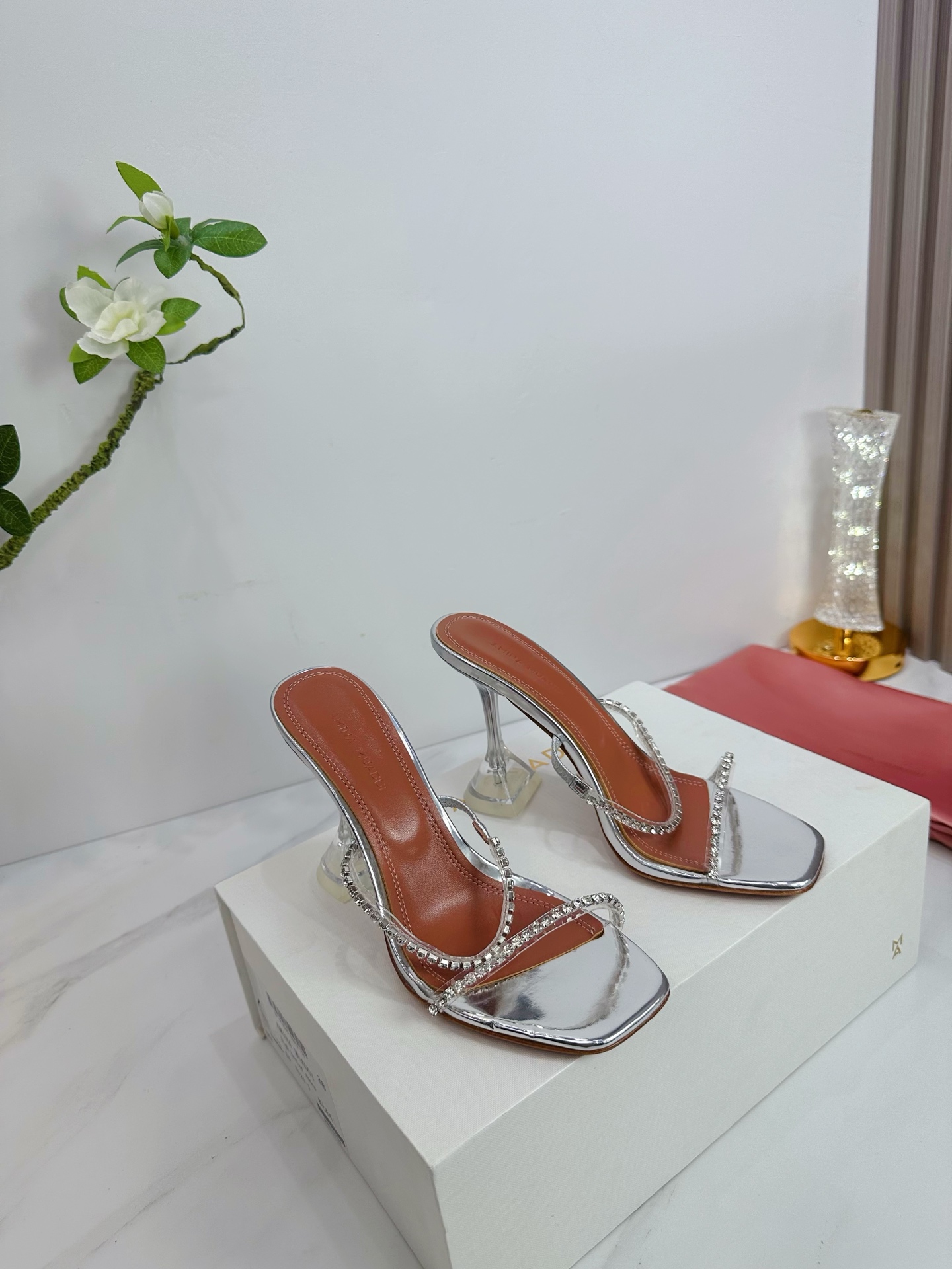 NO:444688,& · Amina simple style, brightly colored, exclusive customization, dazzling, high heels fashionable, the best temperament, top quality. Imported imported PVC inner footbed sheepskin sole cowhide outsole (original injection molding) Elegant style Create a different feeling Heel height 9.0cm Special packaging Simple temperament style!  show bdetails —————————————— ⊿size. ｜35-39 (40.41.42 Customized), high heels, slippers, high heels, slippers, cowhide, sheepskin19860909＆ · 阿米娜简单款式,色彩鲜艳搭配,独家定制,绽放光彩夺目,高跟时髦,气质最佳者,顶尖品质. 进口进口PVC 内里垫脚羊皮 鞋底 牛皮大底 (原版注塑) 优雅风格 创造不一样的感觉 跟高9.0cm 专柜包装 简约气质款式！ show bdetails ————————————  ⊿size. ｜35-39 (40.41.42定制),高跟鞋拖鞋,high heels,slippers,cowhide,sheepskin,Women's Shoes