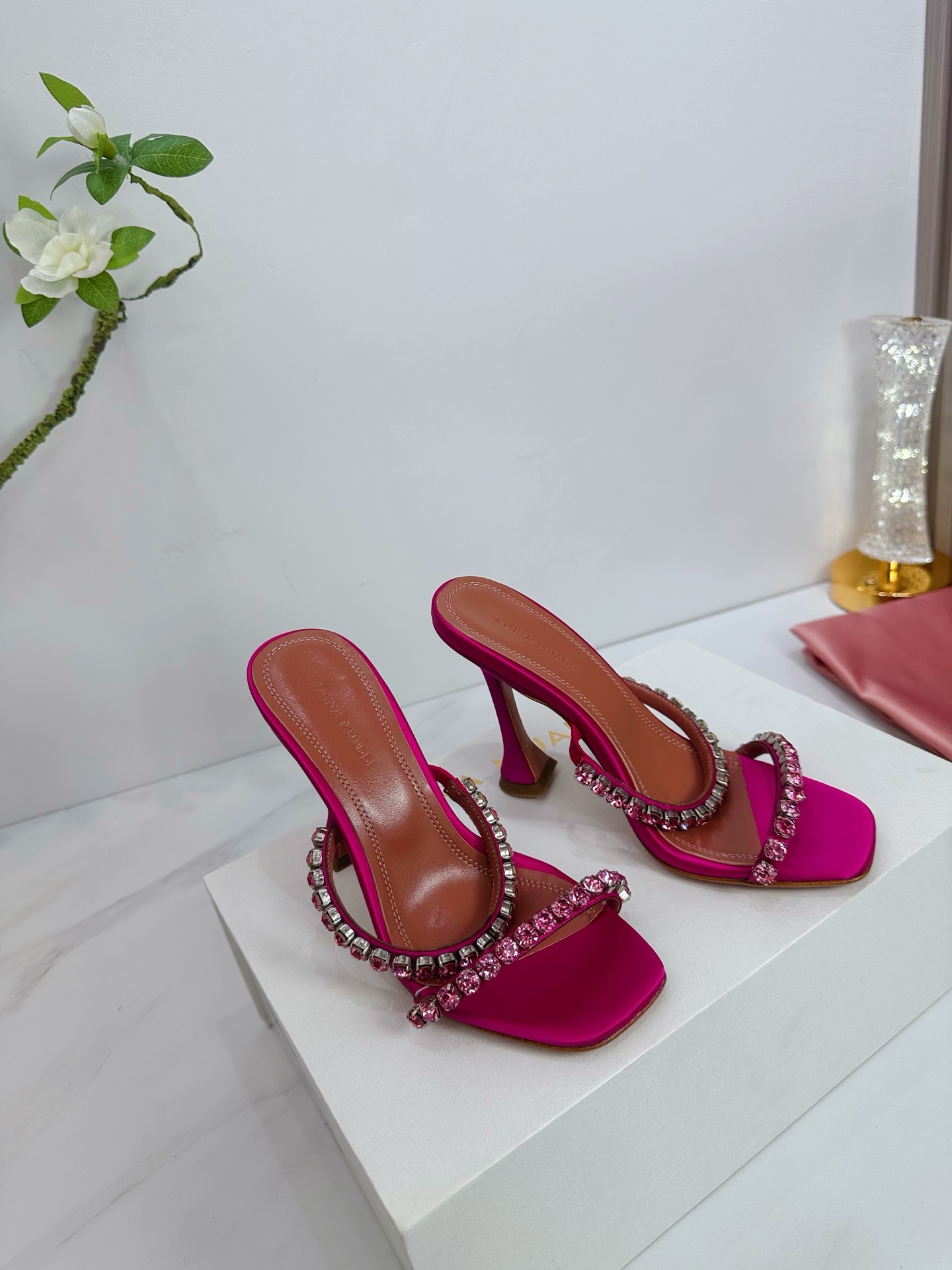 NO:444672,& · Amina simple style, brightly colored, exclusive customization, dazzling, high heels fashionable, the best temperament, top quality. Imported imported silk, inner footbed sheepskin sole, cowhide sole (original injection molding) Elegant style Create a different feeling Heel height 10.0cm Special packaging Simple and elegant style!  show bdetails ————————————— ⊿size. ｜35-39 (40.41.42 Customized), high heels, slippers, high heels, slippers, cowhide, sheepskin, real silk19860909＆ · 阿米娜简单款式,色彩鲜艳搭配,独家定制,绽放光彩夺目,高跟时髦,气质最佳者,顶尖品质. 进口进口真丝 内里垫脚羊皮 鞋底 牛皮大底 (原版注塑) 优雅风格 创造不一样的感觉 跟高10.0cm 专柜包装 简约气质款式！ show bdetails ————————————  ⊿size. ｜35-39 (40.41.42定制),高跟鞋拖鞋,high heels,slippers,cowhide,sheepskin,real silk,Women's Shoes