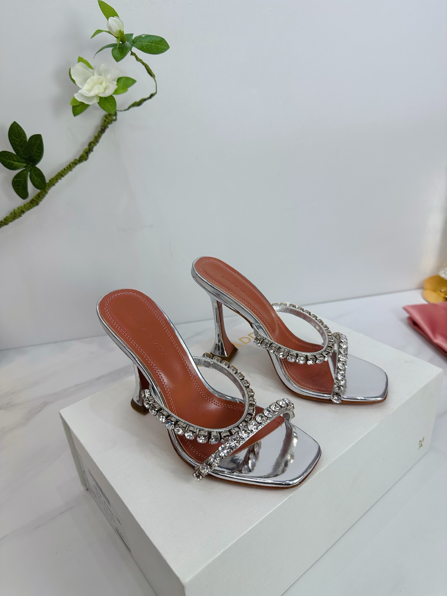 NO:444680,& · Amina simple style, brightly colored, exclusive customization, dazzling, high heels fashionable, the best temperament, top quality. Imported imported mirror paint, inner footbed sheepskin sole, cowhide sole (original injection molding) Elegant style Create a different feeling Heel height 10.0cm Special packaging Simple temperament style!  show bdetails —————————————— ⊿size. ｜35-39 (40.41.42 Customized), high heels, slippers, high heels, slippers, cowhide, sheepskin19860909＆ · 阿米娜简单款式,色彩鲜艳搭配,独家定制,绽放光彩夺目,高跟时髦,气质最佳者,顶尖品质. 进口进口镜面漆 内里垫脚羊皮 鞋底 牛皮大底 (原版注塑) 优雅风格 创造不一样的感觉 跟高10.0cm 专柜包装 简约气质款式！ show bdetails ————————————  ⊿size. ｜35-39 (40.41.42定制),高跟鞋拖鞋,high heels,slippers,cowhide,sheepskin,Women's Shoes