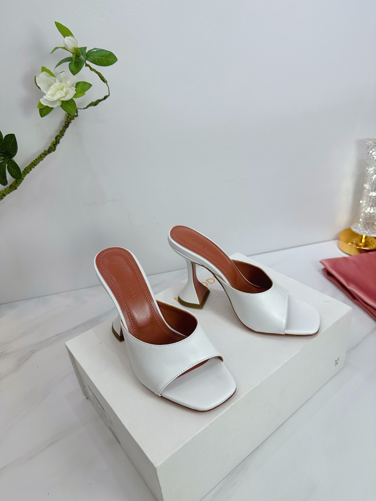 NO:444692,& · Amina simple style, brightly colored, exclusive customization, dazzling, high heels fashionable, the best temperament, top quality. Imported imported cowhide, inner footbed sheepskin sole, cowhide sole (original injection molding) Elegant style Create a different feeling Heel height 9.5cm Special packaging Simple and elegant style!  show bdetails —————————————— ⊿size. ｜35-39 (40.41.42 Customized), high heels, slippers, high heels, slippers, cowhide, sheepskin19860909＆ · 阿米娜简单款式,色彩鲜艳搭配,独家定制,绽放光彩夺目,高跟时髦,气质最佳者,顶尖品质. 进口进口牛皮 内里垫脚羊皮 鞋底 牛皮大底 (原版注塑) 优雅风格 创造不一样的感觉 跟高9.5cm 专柜包装 简约气质款式！ show bdetails ————————————  ⊿size. ｜35-39 (40.41.42定制),高跟鞋拖鞋,high heels,slippers,cowhide,sheepskin,Women's Shoes