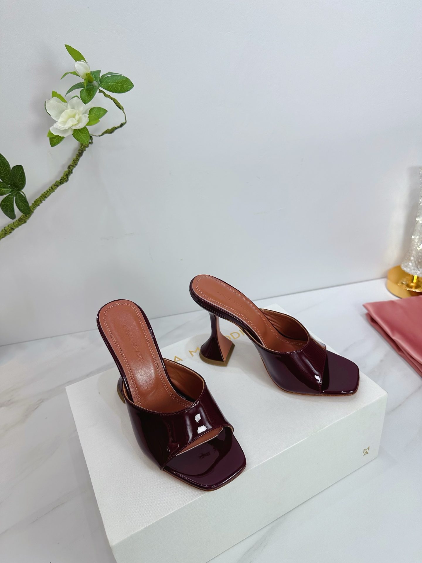 NO:444701,& · Amina simple style, brightly colored, exclusive customization, dazzling, high heels fashionable, the best temperament, top quality. Imported imported patent leather inner footbed sheepskin sole cowhide outsole (original injection molding) Elegant style Create a different feeling Heel height 9.5cm Special packaging Simple temperament style!  show bdetails —————————————— ⊿size. ｜35-39 (40.41.42 Customized), high heels, slippers, high heels, slippers, cowhide, sheepskin19860909＆ · 阿米娜简单款式,色彩鲜艳搭配,独家定制,绽放光彩夺目,高跟时髦,气质最佳者,顶尖品质. 进口进口漆皮 内里垫脚羊皮 鞋底 牛皮大底 (原版注塑) 优雅风格 创造不一样的感觉 跟高9.5cm 专柜包装 简约气质款式！ show bdetails ————————————  ⊿size. ｜35-39 (40.41.42定制),高跟鞋拖鞋,high heels,slippers,cowhide,sheepskin,Women's Shoes