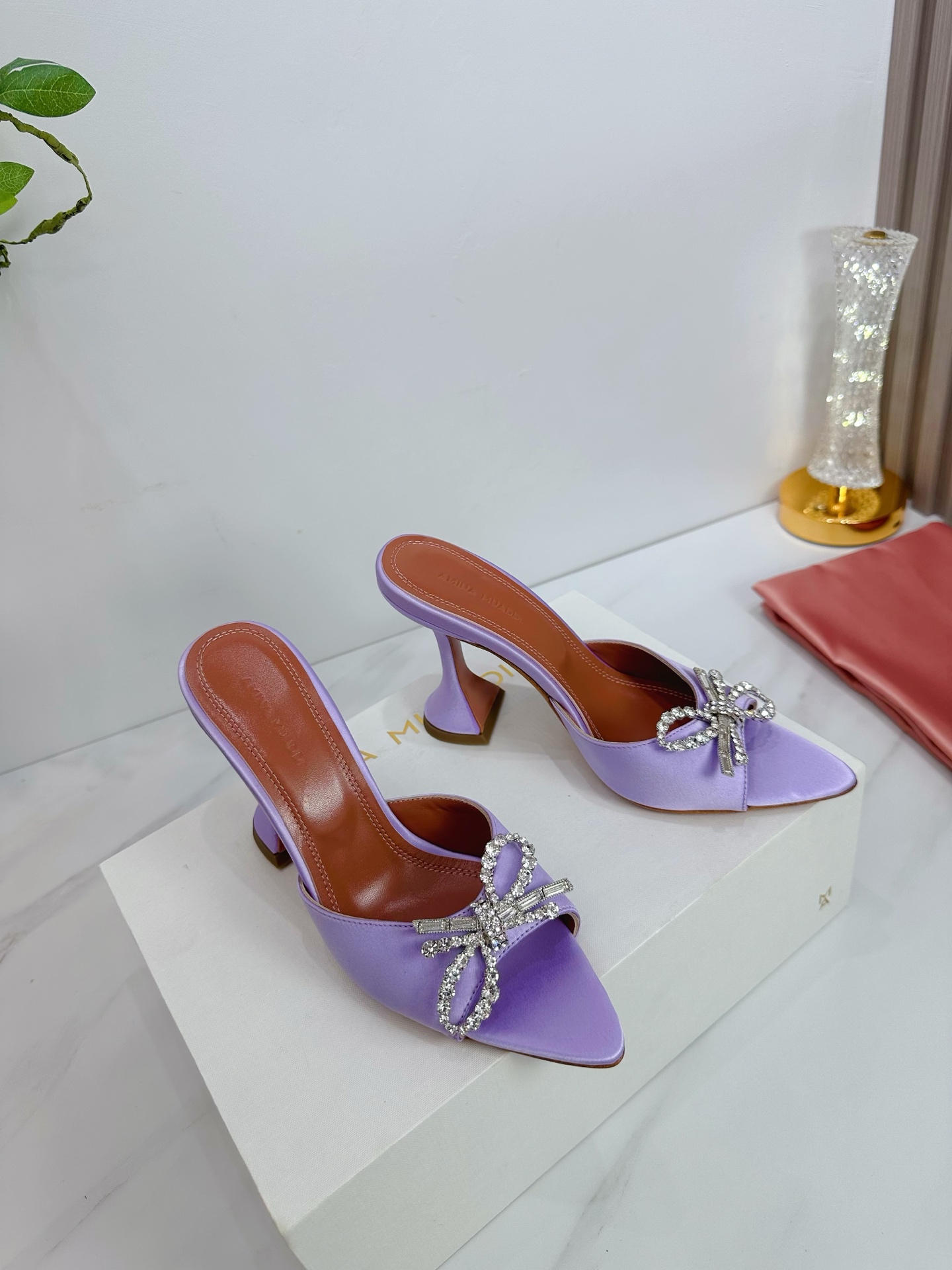 NO:444728,& · Amina simple style, brightly colored, exclusive customization, dazzling, high heels fashionable, the best temperament, top quality. Imported imported silk, inner footbed sheepskin sole, cowhide sole (original injection molding) Elegant style Create a different feeling Heel height 9.5cm Special packaging Simple and elegant style!  show bdetails ————————————— ⊿size. ｜35-39 (40.41.42 Customized), high heels, slippers, high heels, slippers, cowhide, sheepskin, real silk19860909＆ · 阿米娜简单款式,色彩鲜艳搭配,独家定制,绽放光彩夺目,高跟时髦,气质最佳者,顶尖品质. 进口进口真丝 内里垫脚羊皮 鞋底 牛皮大底 (原版注塑) 优雅风格 创造不一样的感觉 跟高9.5cm 专柜包装 简约气质款式！ show bdetails ————————————  ⊿size. ｜35-39 (40.41.42定制),高跟鞋拖鞋,high heels,slippers,cowhide,sheepskin,real silk,Women's Shoes