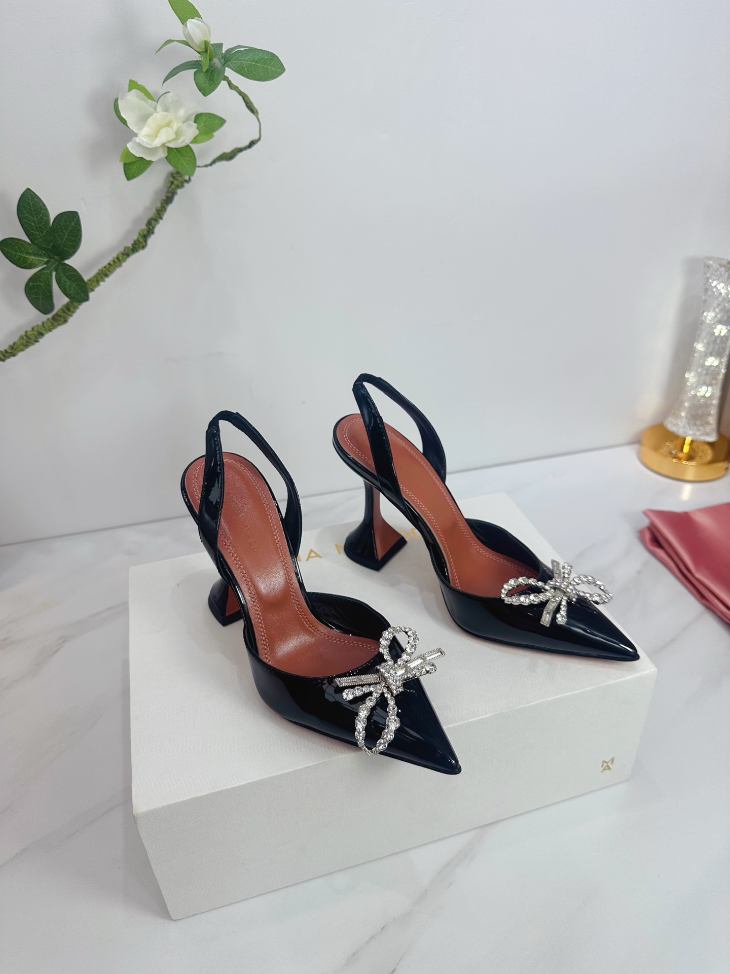 NO:444726,& · Amina simple style, brightly colored, exclusive customization, dazzling, high heels fashionable, the best temperament, top quality. Imported imported patent leather inner footbed sheepskin sole cowhide outsole (original injection molding) Elegant style Create a different feeling Heel height 9.5cm Special packaging Simple temperament style!  show bdetails —————————————— ⊿size. ｜35-39 (40.41.42 Customized), high heels sandals, sandals, high heels, cowhide, sheepskin19860909＆ · 阿米娜简单款式,色彩鲜艳搭配,独家定制,绽放光彩夺目,高跟时髦,气质最佳者,顶尖品质. 进口进口漆皮 内里垫脚羊皮 鞋底 牛皮大底 (原版注塑) 优雅风格 创造不一样的感觉 跟高9.5cm 专柜包装 简约气质款式！ show bdetails ————————————  ⊿size. ｜35-39 (40.41.42定制),高跟鞋凉鞋,sandals,high heels,cowhide,sheepskin,Women's Shoes