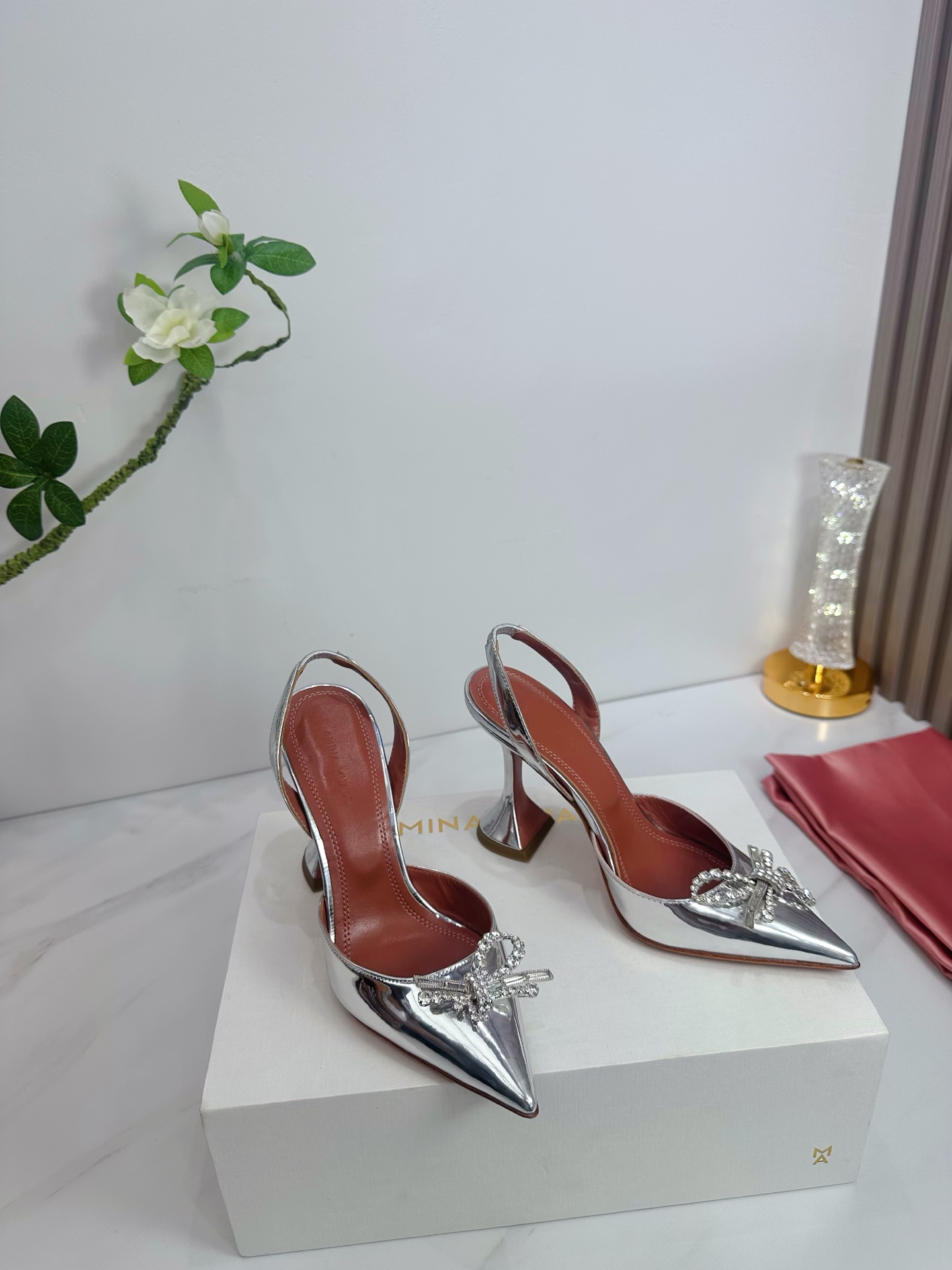 NO:444736,& · Amina simple style, brightly colored, exclusive customization, dazzling, high heels fashionable, the best temperament, top quality. Imported imported mirror paint, inner footbed sheepskin sole, cowhide sole (original injection molding) Elegant style Create a different feeling Heel height 9.5cm Special packaging Simple and elegant style!  show bdetails —————————————— ⊿size. ｜35-39 (40.41.42 Customized), high heels sandals, sandals, high heels, cowhide, sheepskin19860909＆ · 阿米娜简单款式,色彩鲜艳搭配,独家定制,绽放光彩夺目,高跟时髦,气质最佳者,顶尖品质. 进口进口镜面漆 内里垫脚羊皮 鞋底 牛皮大底 (原版注塑) 优雅风格 创造不一样的感觉 跟高9.5cm 专柜包装 简约气质款式！ show bdetails ————————————  ⊿size. ｜35-39 (40.41.42定制),高跟鞋凉鞋,sandals,high heels,cowhide,sheepskin,Women's Shoes