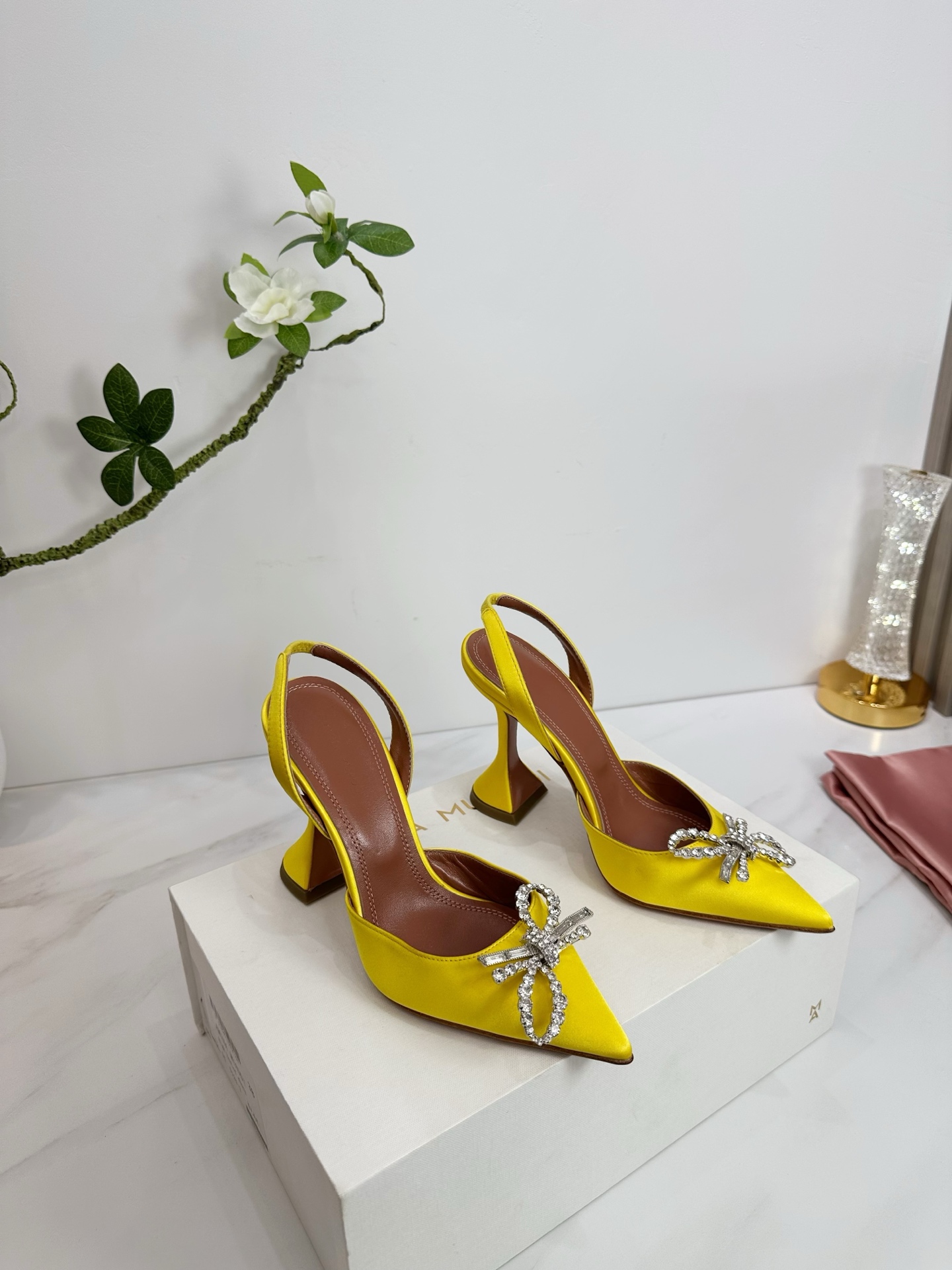 NO:444717,& · Amina simple style, brightly colored, exclusive customization, dazzling, high heels fashionable, the best temperament, top quality. Imported imported silk, inner footbed sheepskin sole, cowhide sole (original injection molding) Elegant style Create a different feeling Heel height 9.5cm Special packaging Simple and elegant style!  show bdetails —————————————— ⊿size. ｜35-39 (40.41.42 Customized), high heels sandals, sandals, high heels, cowhide, sheepskin, real silk19860909＆ · 阿米娜简单款式,色彩鲜艳搭配,独家定制,绽放光彩夺目,高跟时髦,气质最佳者,顶尖品质. 进口进口真丝 内里垫脚羊皮 鞋底 牛皮大底 (原版注塑) 优雅风格 创造不一样的感觉 跟高9.5cm 专柜包装 简约气质款式！ show bdetails ————————————  ⊿size. ｜35-39 (40.41.42定制),高跟鞋凉鞋,sandals,high heels,cowhide,sheepskin,real silk,Women's Shoes