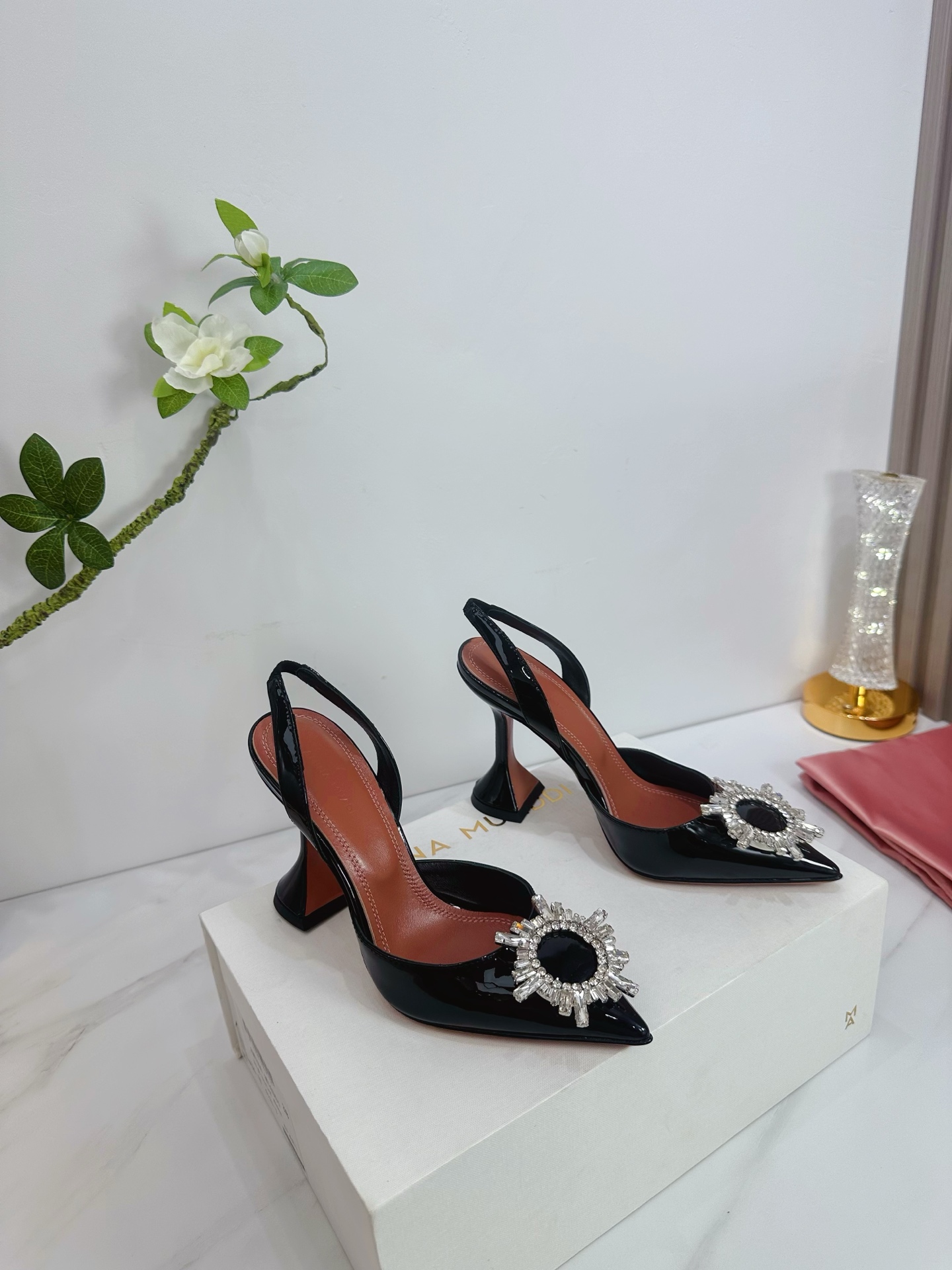 NO:444669,& · Amina simple style, brightly colored, exclusive customization, dazzling, high heels fashionable, the best temperament, top quality. Imported imported patent leather inner footbed sheepskin sole cowhide outsole (original injection molding) Elegant style Create a different feeling Heel height 9.5cm Special packaging Simple temperament style!  show bdetails —————————————— ⊿size. ｜35-39 (40.41.42 Customized), high heels sandals, sandals, high heels, cowhide, sheepskin19860909＆ · 阿米娜简单款式,色彩鲜艳搭配,独家定制,绽放光彩夺目,高跟时髦,气质最佳者,顶尖品质. 进口进口漆皮 内里垫脚羊皮 鞋底 牛皮大底 (原版注塑) 优雅风格 创造不一样的感觉 跟高9.5cm 专柜包装 简约气质款式！ show bdetails ————————————  ⊿size. ｜35-39 (40.41.42定制),高跟鞋凉鞋,sandals,high heels,cowhide,sheepskin,Women's Shoes