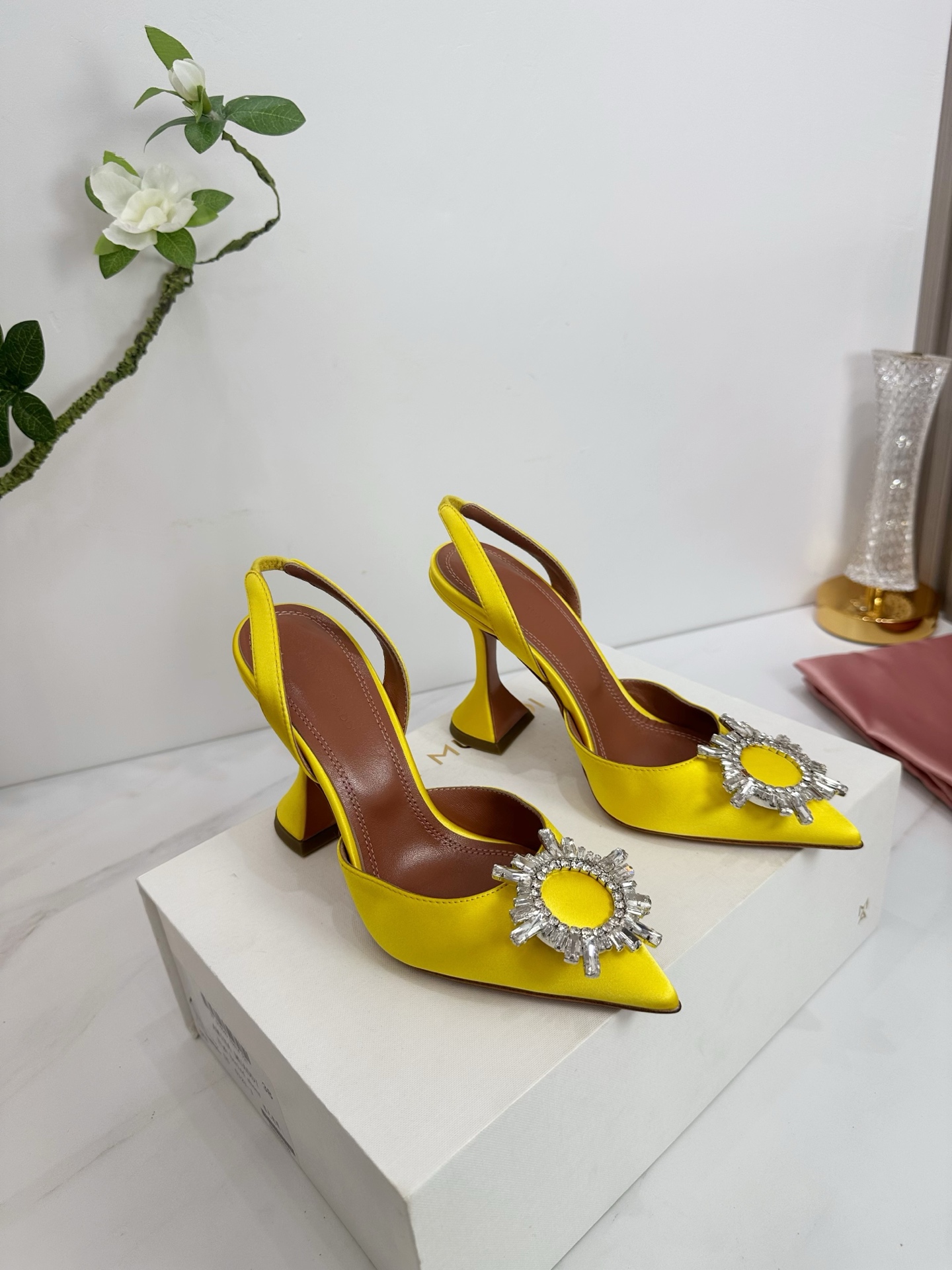 NO:444685,& · Amina simple style, brightly colored, exclusive customization, dazzling, high heels fashionable, the best temperament, top quality. Imported imported silk, inner footbed sheepskin sole, cowhide sole (original injection molding) Elegant style Create a different feeling Heel height 9.5cm Special packaging Simple and elegant style!  show bdetails —————————————— ⊿size. ｜35-39 (40.41.42 Customized), high heels sandals, sandals, high heels, cowhide, sheepskin, real silk19860909＆ · 阿米娜简单款式,色彩鲜艳搭配,独家定制,绽放光彩夺目,高跟时髦,气质最佳者,顶尖品质. 进口进口真丝 内里垫脚羊皮 鞋底 牛皮大底 (原版注塑) 优雅风格 创造不一样的感觉 跟高9.5cm 专柜包装 简约气质款式！ show bdetails ————————————  ⊿size. ｜35-39 (40.41.42定制),高跟鞋凉鞋,sandals,high heels,cowhide,sheepskin,real silk,Women's Shoes