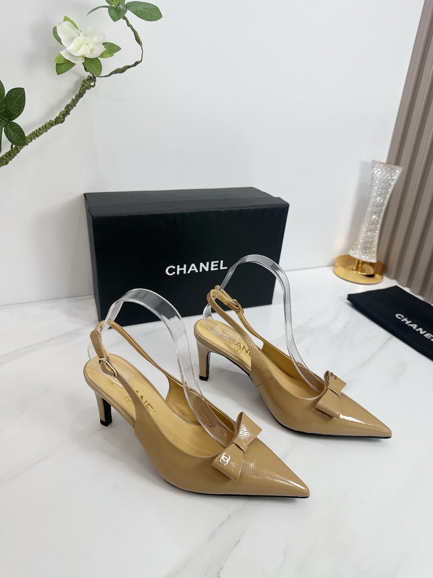 NO:444691,CHANEL 2025 autumn Martin boots single shoes sandals slippers latest style European purchasing agent & Xiang Grandma's new fashion latest version Small fragile Martin boots that exude long-lasting charm ~ original development supports the market any comparison of the so-called smooth and natural lines to restore the original appearance. Many celebrities recommend it. One of the must-have items in the spring. It is super comfortable to put on the feet, the real fragrance series... 1 fabric: imported wrinkled patent leather 2 inner lining imported idiot lambskin super soft and delicate 3 soles imported from Italy original color real cowhide outsole heel height 7.5 4 sizes 35-39 (40.41.42 customization), high heels single shoes, chanel, sandals, boots, high heels, slippers, cowhide, sheepskin19860909CHANEL 2025秋季马丁靴单鞋凉鞋拖鞋最新款 欧洲代购&香奶奶家新款时尚最新版面 散发持久魅力的小香马丁靴鞋～原版开发支持市场任意对比所谓线条流畅自然 做到恢复原版模样 众多明星纷纷推荐 开春必火单品之一.上脚超级的舒适哦,真香系列…  1面料: 进口皱漆皮 2内里 进口意制小羊皮 超级柔软细腻 3大底 进口意大利原版原色真牛皮大底 跟高7.5 4码数 35一39(40.41.42定制),高跟鞋单鞋,chanel,sandals,boots,high heels,slippers,cowhide,sheepskin,Women's Shoes