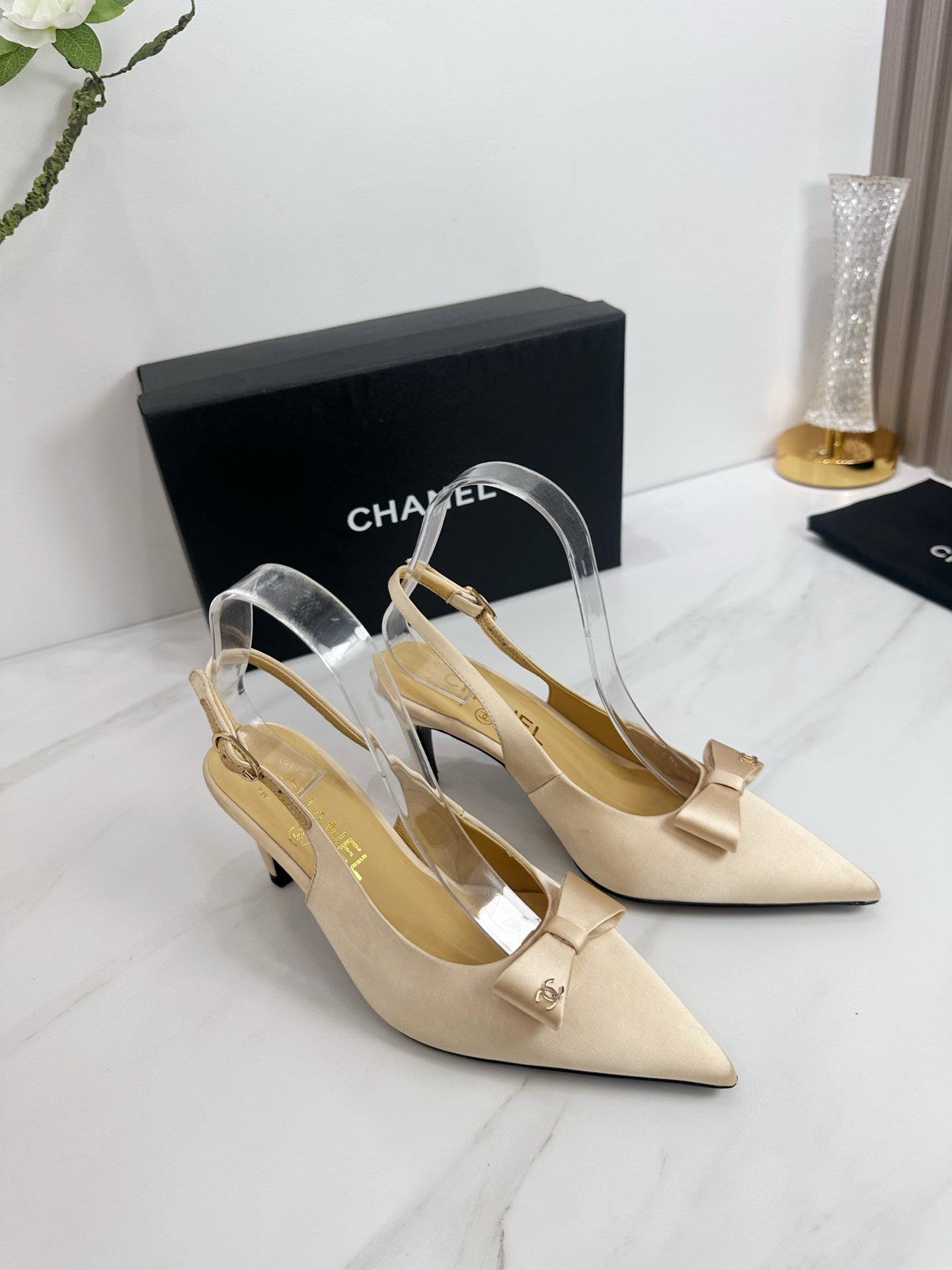 NO:444699,CHANEL 2025 autumn Martin boots single shoes sandals slippers latest style European purchasing agent & Xiang Grandma's new fashion latest version Small fragile Martin boots that exude long-lasting charm ~ original development supports the market any comparison of the so-called smooth and natural lines to restore the original appearance. Many celebrities recommend it. One of the must-have items in the spring. It is super comfortable to put on the feet, the real fragrance series... 1 fabric: imported silk 2 linings imported from idiom lambskin super soft and delicate 3 soles imported from Italy original color real cowhide outsole heel height 7.5 4 sizes 35-39 (40.41.42 customization), high heels single shoes, chanel, sandals, boots, high heels, slippers, cowhide, sheepskin, real silk19860909CHANEL 2025秋季马丁靴单鞋凉鞋拖鞋最新款 欧洲代购&香奶奶家新款时尚最新版面 散发持久魅力的小香马丁靴鞋～原版开发支持市场任意对比所谓线条流畅自然 做到恢复原版模样 众多明星纷纷推荐 开春必火单品之一.上脚超级的舒适哦,真香系列…  1面料: 进口真丝 2内里 进口意制小羊皮 超级柔软细腻 3大底 进口意大利原版原色真牛皮大底 跟高7.5 4码数 35一39(40.41.42定制),高跟鞋单鞋,chanel,sandals,boots,high heels,slippers,cowhide,sheepskin,real silk,Women's Shoes