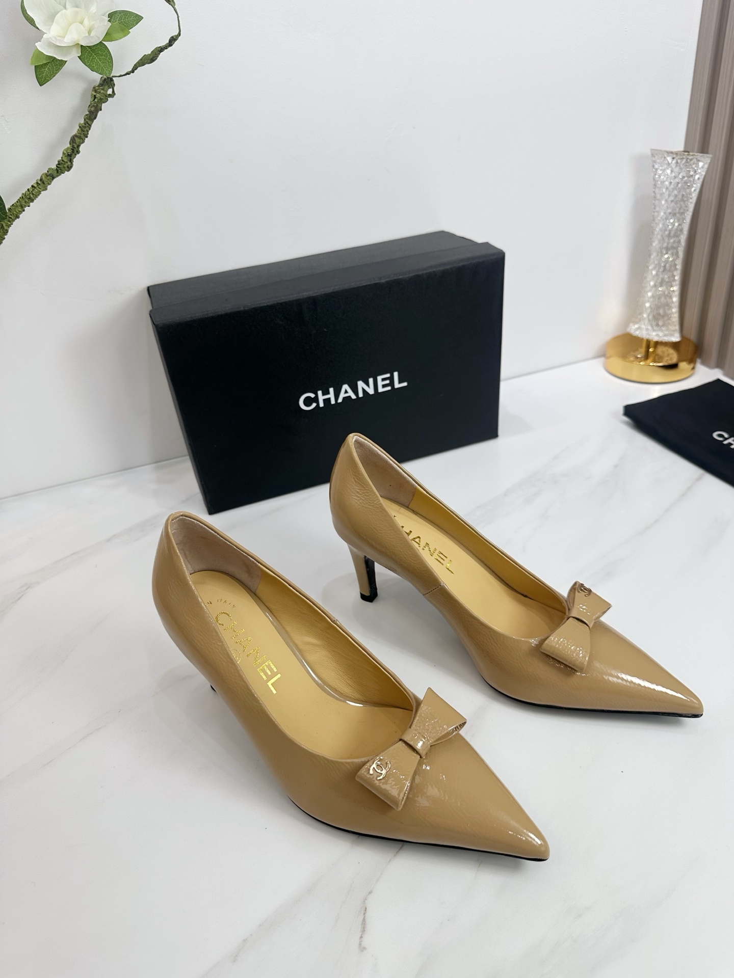 NO:444708,CHANEL 2025 autumn Martin boots single shoes sandals slippers latest style European purchasing agent & Xiang Grandma's new fashion latest version Small fragile Martin boots that exude long-lasting charm ~ original development supports the market any comparison of the so-called smooth and natural lines to restore the original appearance. Many celebrities recommend it. One of the must-have items in the spring. It is super comfortable to put on the feet, and the real fragrance series... 1 fabric: imported wrinkle paint 2 inner lining imported idiom lambskin super soft and delicate 3 soles imported from Italy original color real cowhide outsole heel height 7.5 4 sizes 35-39 (40.41.42 customization), high heels single shoes, chanel, sandals, boots, high heels, slippers, cowhide, sheepskin19860909CHANEL 2025秋季马丁靴单鞋凉鞋拖鞋最新款 欧洲代购&香奶奶家新款时尚最新版面 散发持久魅力的小香马丁靴鞋～原版开发支持市场任意对比所谓线条流畅自然 做到恢复原版模样 众多明星纷纷推荐 开春必火单品之一.上脚超级的舒适哦,真香系列…  1面料:进口皱漆 2内里 进口意制小羊皮 超级柔软细腻 3大底 进口意大利原版原色真牛皮大底 跟高7.5 4码数 35一39(40.41.42定制),高跟鞋单鞋,chanel,sandals,boots,high heels,slippers,cowhide,sheepskin,Women's Shoes