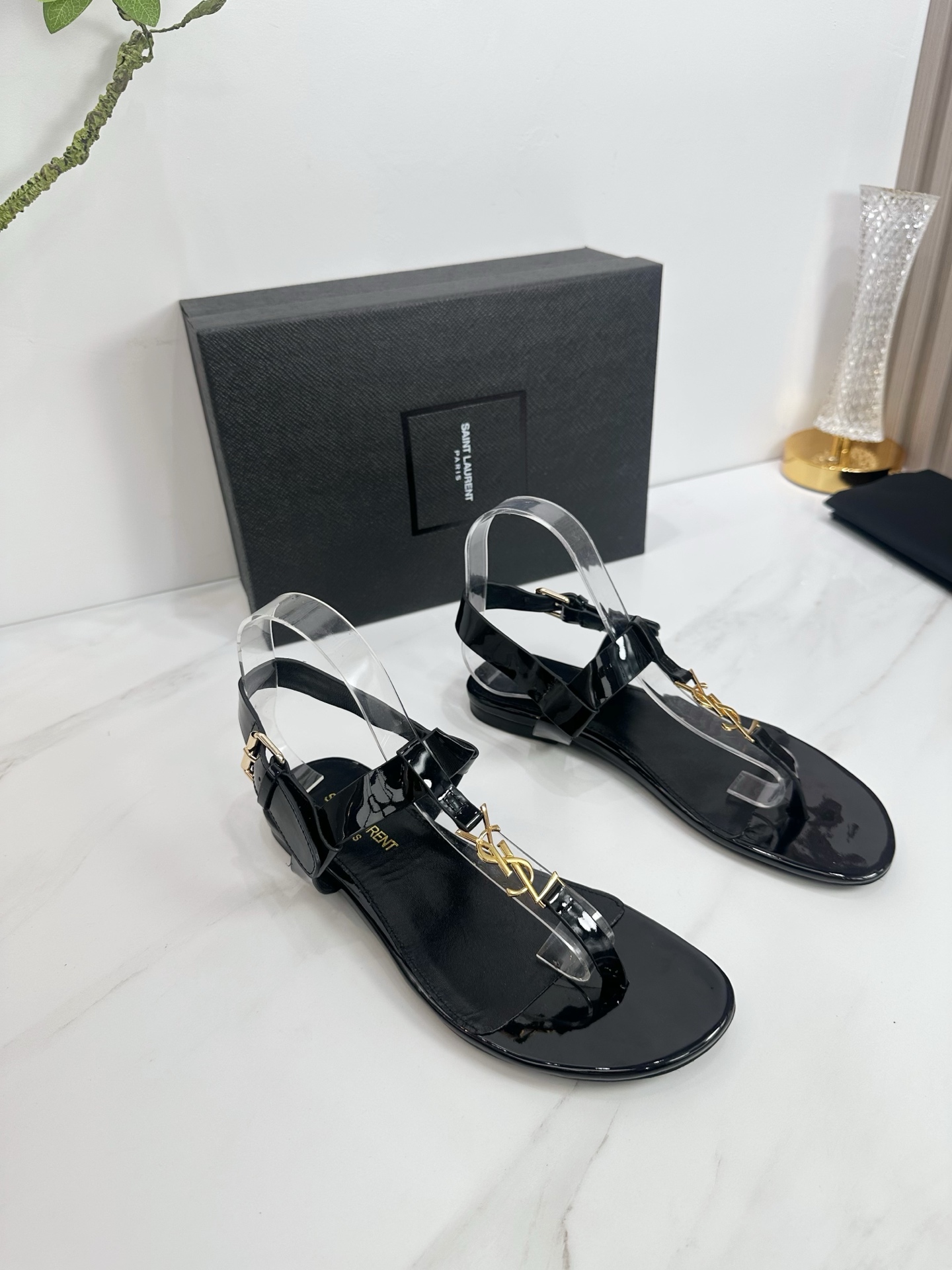 NO:444668,Saint Laurent 25ss super popular sandals, single-shoe counters are launched simultaneously, major celebrities and internet celebrities are putting their feet on the feet, fashionable and versatile style, simple and high-end, making elegance to the extreme, and the goddess style is full of!  1 patent leather upper 2 imported soft sheepskin inside 3 outsole Italian original original color genuine leather outsole 4 original labeling foot pads, spot code 35M-43M, split-toe shoes, saint laurent, saint laurent, sandals, sheepskin, Leather soles19860909Saint Laurent圣罗兰25ss 超火的凉鞋 单鞋专柜同步上新 各大明星网红纷纷上脚 款式时髦百搭 简约又高级 把优雅做到极致 上脚女神范爆棚！ 1鞋面釆用漆皮 2内里进口软羊皮 3大底意大利原版原色真皮大底  4原贴标垫脚, 现货码数 35M-43M,分趾鞋,saint laurent,saint laurent,sandals,sheepskin,Leather soles,Women's Shoes