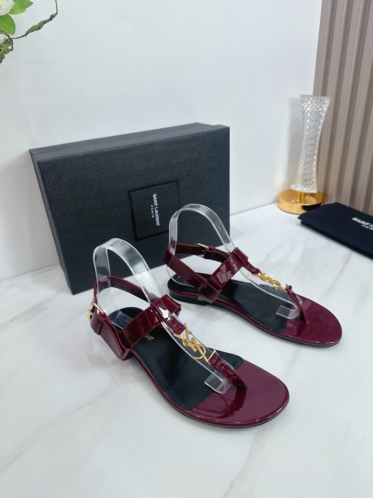 NO:444676,Saint Laurent 25ss super popular sandals, single-shoe counters are launched simultaneously, major celebrities and internet celebrities are putting their feet on the feet, fashionable and versatile style, simple and high-end, making elegance to the extreme, and the goddess style is full of the foot!  1 patent leather upper 2 imported soft sheepskin inside 3 outsole Italian original original color genuine leather outsole 4 original labeling foot pads, spot code 35M-43M, split-toe shoes, saint laurent, saint laurent, sandals, sheepskin, Leather soles19860909Saint Laurent 圣罗兰25ss 超火的凉鞋 单鞋专柜同步上新 各大明星网红纷纷上脚 款式时髦百搭 简约又高级 把优雅做到极致 上脚女神范爆棚！ 1鞋面釆用漆皮 2内里进口软羊皮 3大底意大利原版原色真皮大底  4原贴标垫脚, 现货码数 35M-43M,分趾鞋,saint laurent,saint laurent,sandals,sheepskin,Leather soles,Women's Shoes