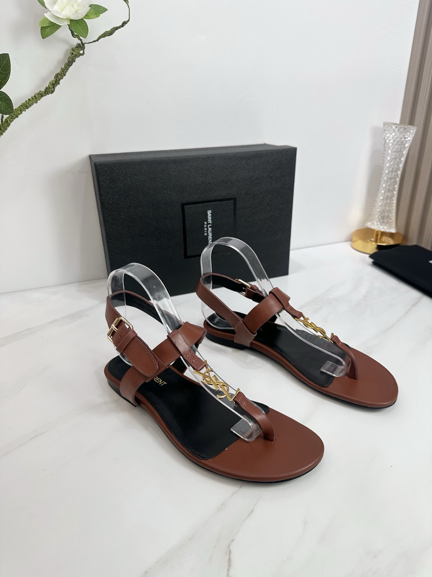 NO:444684,Saint Laurent 25ss super popular sandals, single-shoe counters are launched simultaneously, major celebrities and internet celebrities are putting their feet on the feet, fashionable and versatile style, simple and high-end, making elegance to the extreme, and the goddess style is full of the foot!  1 Cowhide is made of cowhide 2 imported soft sheepskin inside 3 outsoles Italian original original color genuine leather outsole 4 original labeling foot pads, spot code 35M-43M, split-toe shoes, saint laurent, saint laurent, sandals, cowhide, sheepskin, Leather soles19860909Saint Laurent 圣罗兰25ss 超火的凉鞋 单鞋专柜同步上新 各大明星网红纷纷上脚 款式时髦百搭 简约又高级 把优雅做到极致 上脚女神范爆棚！ 1鞋面釆用牛皮 2内里进口软羊皮 3大底意大利原版原色真皮大底  4原贴标垫脚, 现货码数 35M-43M,分趾鞋,saint laurent,saint laurent,sandals,cowhide,sheepskin,Leather soles,Women's Shoes