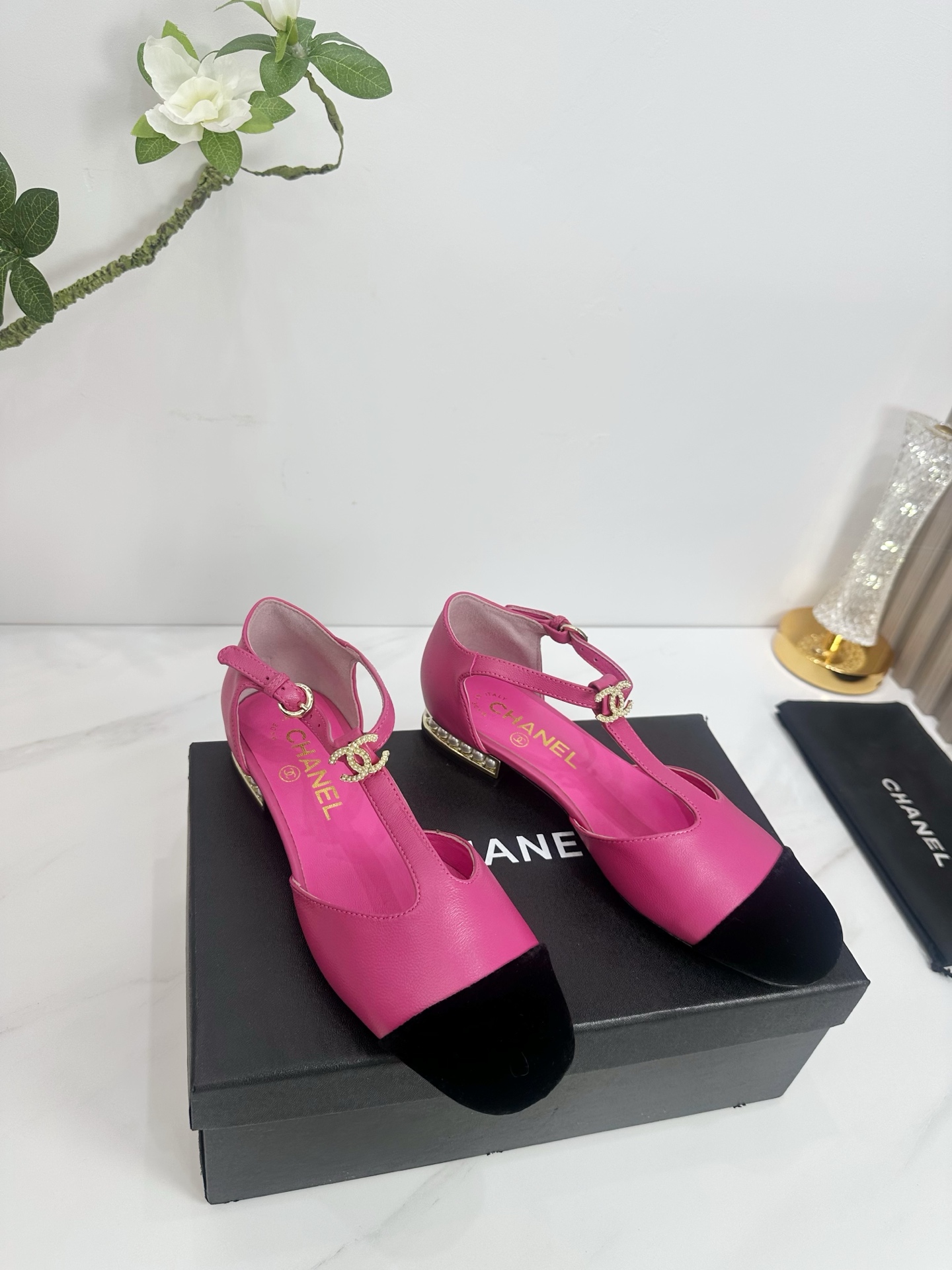 NO:444651,CHANEL 2025 autumn Martin boots single shoes sandals slippers latest style European purchasing agent & Xiang Grandma's new fashion latest version Small fragile Martin boots that exude long-lasting charm~Original development supports the market any comparison of the so-called smooth and natural lines to restore the original appearance. Many celebrities recommend it. One of the must-have items in the spring. It is super comfortable to put on the feet, and the real fragrance series... 1 fabric: imported sheepskin 2 inners Imported small sheepskin super soft and delicate 3 soles Imported Italian original color real cowhide soles 4 sizes 35-39 (40.41.42 customization), sandals, chanel, sandals, boots, slippers, cowhide, sheepskin19860909CHANEL 2025秋季马丁靴单鞋凉鞋拖鞋最新款 欧洲代购&香奶奶家新款时尚最新版面 散发持久魅力的小香马丁靴鞋～原版开发支持市场任意对比所谓线条流畅自然 做到恢复原版模样 众多明星纷纷推荐 开春必火单品之一.上脚超级的舒适哦,真香系列…  1面料:进口羊皮 2内里 进口意制小羊皮 超级柔软细腻 3大底 进口意大利原版原色真牛皮大底 4码数 35一39(40.41.42定制),凉鞋,chanel,sandals,boots,slippers,cowhide,sheepskin,Women's Shoes