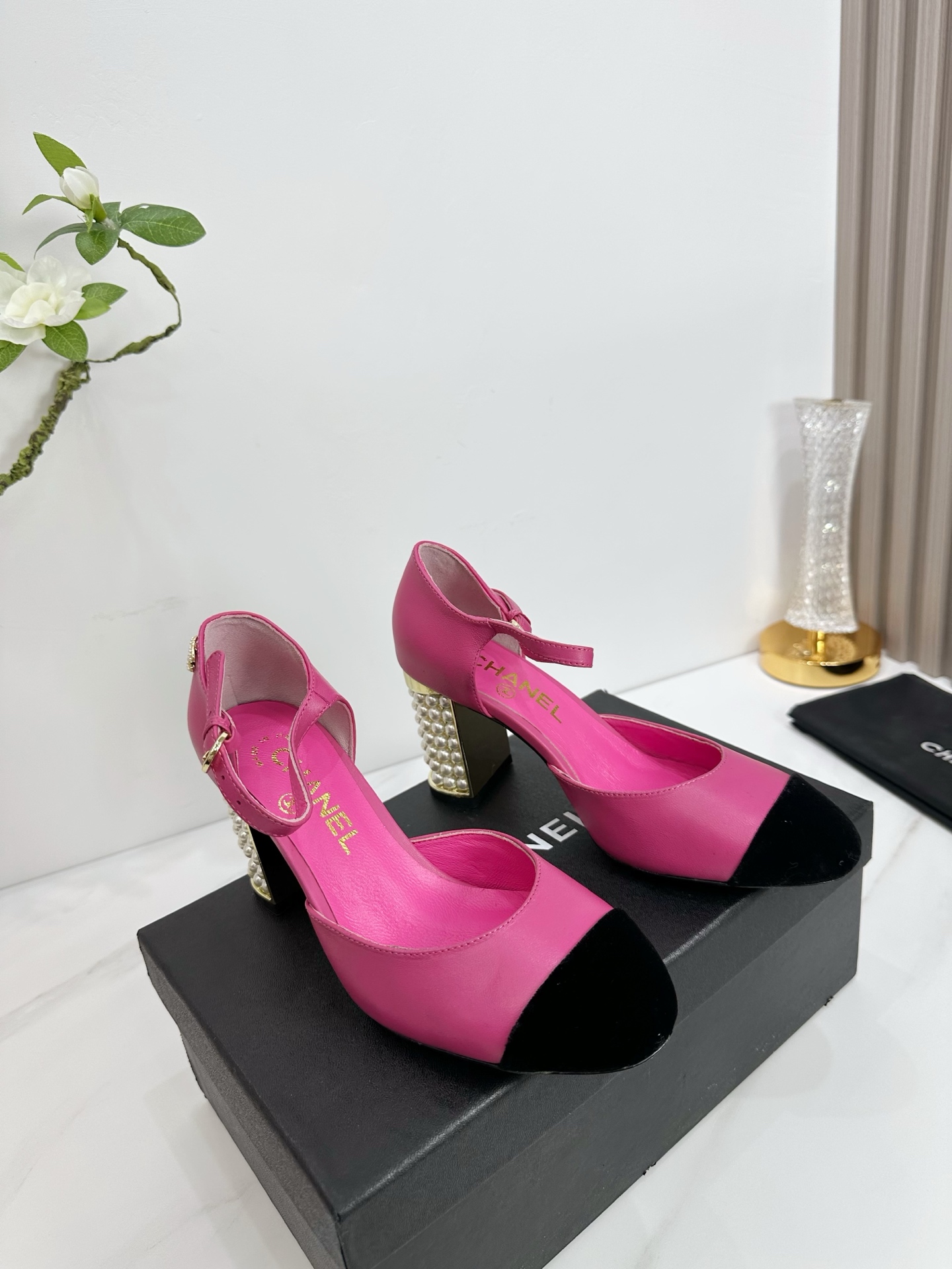 NO:444661,CHANEL 2025 autumn Martin boots single shoes sandals slippers latest style European purchasing agent & Xiang Grandma's new fashion latest version Small fragile Martin boots that exude long-lasting charm ~ original development supports the market any comparison of the so-called smooth and natural lines to restore the original appearance. Many celebrities recommend it. One of the must-have items in the spring. It is super comfortable to put on the feet, and the real fragrance series... 1 fabric: imported sheepskin 2 inner lining imported idiot lambskin super soft and delicate 3 soles imported from Italy original original color real cowhide outsole heel height 8.0 4 sizes 35-39 (40.41.42 customization), sandals, chanel, sandals, boots, slippers, cowhide, sheepskin19860909CHANEL 2025秋季马丁靴单鞋凉鞋拖鞋最新款 欧洲代购&香奶奶家新款时尚最新版面 散发持久魅力的小香马丁靴鞋～原版开发支持市场任意对比所谓线条流畅自然 做到恢复原版模样 众多明星纷纷推荐 开春必火单品之一.上脚超级的舒适哦,真香系列…  1面料:进口羊皮 2内里 进口意制小羊皮 超级柔软细腻 3大底 进口意大利原版原色真牛皮大底 跟高8.0 4码数 35一39(40.41.42定制),凉鞋,chanel,sandals,boots,slippers,cowhide,sheepskin,Women's Shoes