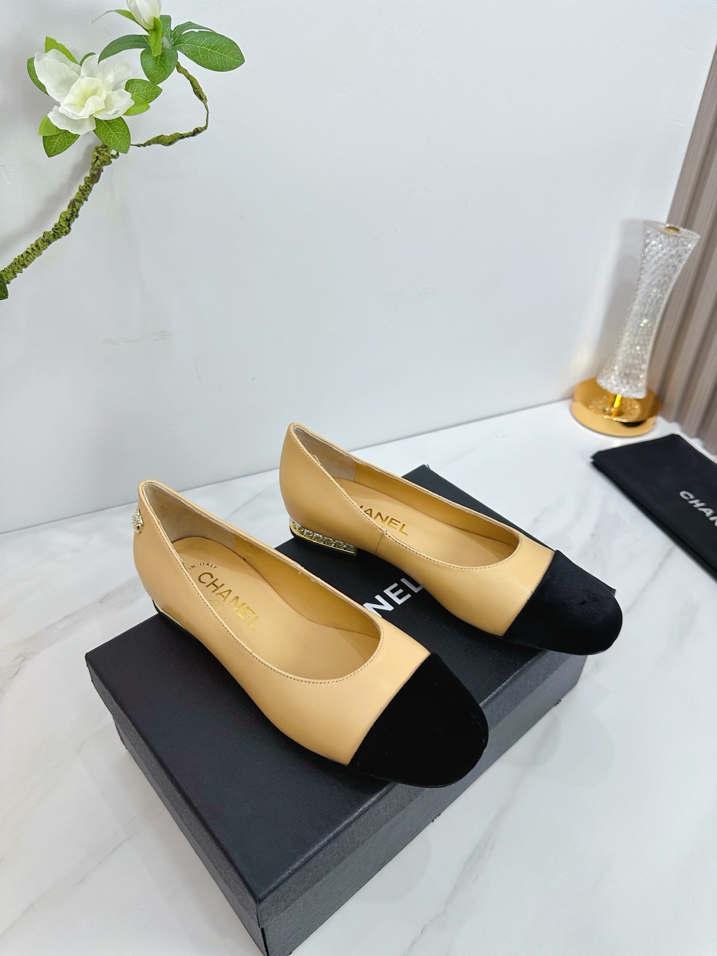 NO:444632,CHANEL 2025 autumn Martin boots single shoes sandals slippers latest style European purchasing agent & Xiang Grandma's new fashion latest version Small fragile Martin boots that exude long-lasting charm ~ original development supports the market any comparison of the so-called smooth and natural lines to restore the original appearance. Many celebrities recommend it. One of the must-have items in the spring. It is super comfortable to put on the feet, and the real fragrance series... 1 fabric: imported sheepskin 2 linings imported idiot lambskin super soft and delicate 3 soles imported from Italy original color real cowhide soles 4 sizes 35-39 (40.41.42 customization), single shoes, chanel, sandals, boots, slippers, cowhide, sheepskin19860909CHANEL 2025秋季马丁靴单鞋凉鞋拖鞋最新款 欧洲代购&香奶奶家新款时尚最新版面 散发持久魅力的小香马丁靴鞋～原版开发支持市场任意对比所谓线条流畅自然 做到恢复原版模样 众多明星纷纷推荐 开春必火单品之一.上脚超级的舒适哦,真香系列…  1面料:进口羊皮 2内里 进口意制小羊皮 超级柔软细腻 3大底 进口意大利原版原色真牛皮大底 4码数 35一39(40.41.42定制),单鞋,chanel,sandals,boots,slippers,cowhide,sheepskin,Women's Shoes