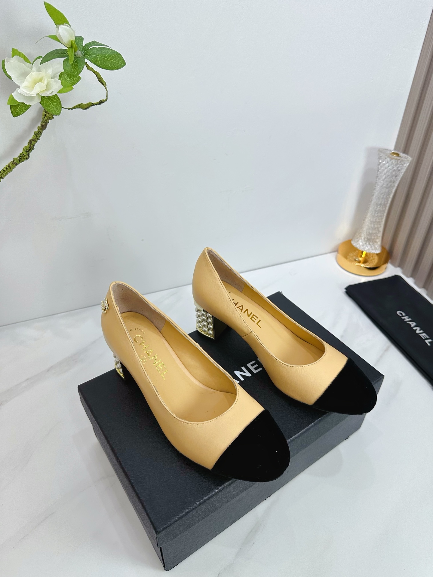 NO:444639,CHANEL 2025 autumn Martin boots single shoes sandals slippers latest style European purchasing agent & Xiang Grandma's new fashion latest version Small fragile Martin boots that exude long-lasting charm ~ original development supports the market any comparison of the so-called smooth and natural lines to restore the original appearance. Many celebrities recommend it. One of the must-have items in the spring. It is super comfortable to put on the feet, and the real fragrance series... 1 fabric: imported sheepskin 2 linings Imported small sheepskin super soft and delicate 3 soles Imported Italian original color real cowhide outsole Heel height 6.0 4 sizes 35-39 (40.41.42 customization), single shoes, chanel, sandals, boots, slippers, cowhide, sheepskin19860909CHANEL 2025秋季马丁靴单鞋凉鞋拖鞋最新款 欧洲代购&香奶奶家新款时尚最新版面 散发持久魅力的小香马丁靴鞋～原版开发支持市场任意对比所谓线条流畅自然 做到恢复原版模样 众多明星纷纷推荐 开春必火单品之一.上脚超级的舒适哦,真香系列…  1面料:进口羊皮 2内里 进口意制小羊皮 超级柔软细腻 3大底 进口意大利原版原色真牛皮大底 跟高6.0 4码数 35一39(40.41.42定制),单鞋,chanel,sandals,boots,slippers,cowhide,sheepskin,Women's Shoes