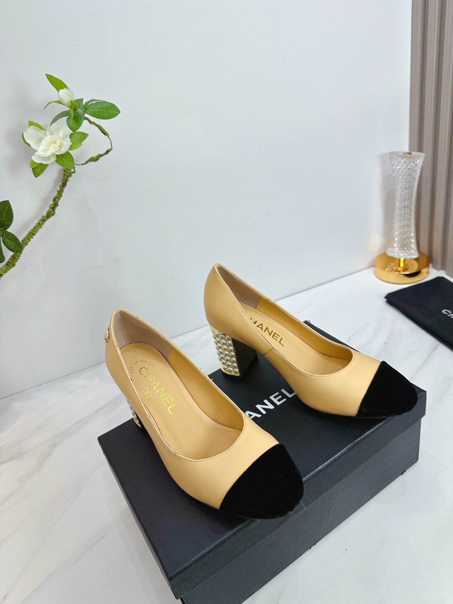 NO:444645,CHANEL 2025 autumn Martin boots single shoes sandals slippers latest style European purchasing agent & Xiang Grandma's new fashion latest version Small fragile Martin boots that exude long-lasting charm ~ original development supports the market any comparison of the so-called smooth and natural lines to restore the original appearance. Many celebrities recommend it. One of the must-have items in the spring. It is super comfortable to put on the feet, and the real fragrance series... 1 fabric: imported sheepskin 2 inner lining imported idiot lambskin super soft and delicate 3 soles imported from Italy original color real cowhide outsole heel height 8.0 4 sizes 35-39 (40.41.42 customization), single shoes, chanel, sandals, boots, slippers, cowhide, sheepskin19860909CHANEL 2025秋季马丁靴单鞋凉鞋拖鞋最新款 欧洲代购&香奶奶家新款时尚最新版面 散发持久魅力的小香马丁靴鞋～原版开发支持市场任意对比所谓线条流畅自然 做到恢复原版模样 众多明星纷纷推荐 开春必火单品之一.上脚超级的舒适哦,真香系列…  1面料:进口羊皮 2内里 进口意制小羊皮 超级柔软细腻 3大底 进口意大利原版原色真牛皮大底 跟高8.0 4码数 35一39(40.41.42定制),单鞋,chanel,sandals,boots,slippers,cowhide,sheepskin,Women's Shoes