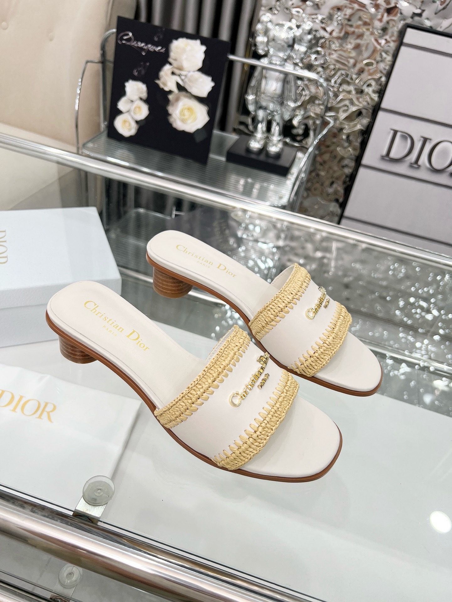 NO:444617,2025 SSS is launched - Dior Dior - Classic style Single shoes Sandals Slippers Cloth shoes... Continuously updated colors Full color spot Color block embroidery Super layered and easy to wear Super durable Super quality Professional manufacturer top quality Original mold development Make it 1:1 Original mold opening sole Full original custom upper material 3d three-dimensional electric embroidered upper —————————— 1 The upper is imported cowhide 2 inner imported sheepskin inner super soft 3 outsole Italian original original color genuine leather sole matching Heel height 3.5 4 Original labeling foot pads, spot number 36M-43M., slippers, dior, dior, sandals, slippers, cowhide, sheepskin, Leather soles198609092025 SSS重磅推出——dior迪奥——经典款式 单鞋 凉鞋 拖鞋 布鞋……持续更新颜色 全色现货 拼色刺绣 层次感超强 超好穿 超耐看 专业厂家顶级品质 原版模具开发 做到和原版1:1 原版开模大底 鞋面材料全原版定制 3d立体电绣鞋面  —————————— 1鞋面釆用进口牛皮 2内里进口羊皮内里超级柔软 3大底意大利原版原色真皮大底搭配 跟高3.5 4原贴标垫脚, 现货码数36M-43M.,拖鞋,dior,dior,sandals,slippers,cowhide,sheepskin,Leather soles,Women's Shoes