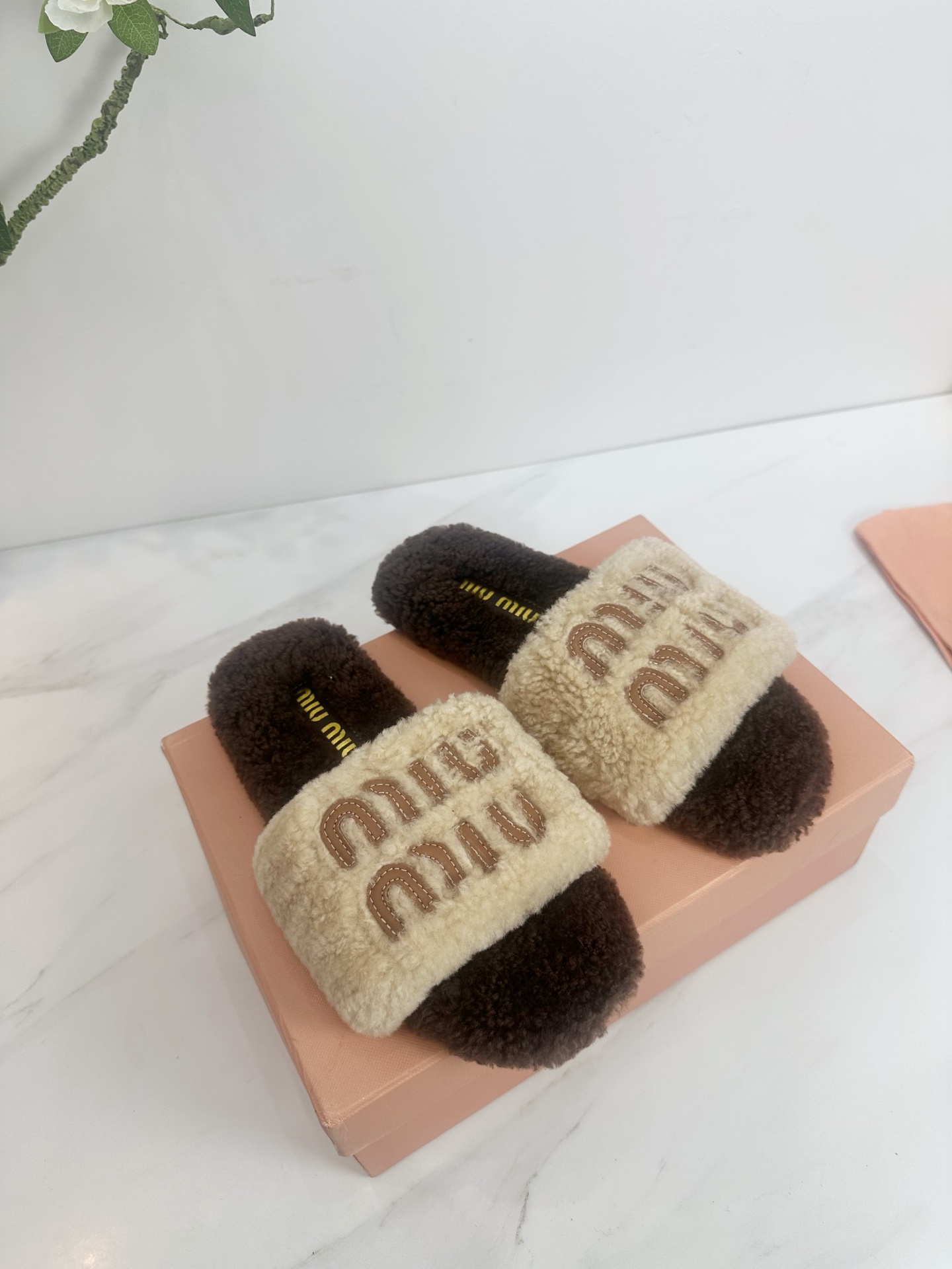 NO:466940,Factory 2025 New new product [MIU MIU] Brand new super beautiful decoration, fashionable and ladylike temperament, two-color splicing, and beautiful colors, with elastic elephant scarf on the outside. It is very convenient to put on the feet. The original last introduced by Italy is the latest last, the shape is very good, the buckle mold is also the original abrasive tool, which is very beautiful, and the shiny flicker can be seen even at night. ————————————————————————————————————— 1 The upper is lamb wool 2 The inner imported lamb wool 3 The Italian original color privately opened mold rubber sole 4 The original pad marking foot, spot code 35M-39M (40 41 customized, no return or replacement)., Miumiu, slippers, miumiu, slippers19860909工厂 2025 新款新品【MIU MIU】 全新超美装饰搭配,时尚淑女气质十足 双色拼接 又不乏美艳色彩,外侧附带弹力象巾 上脚非常方便意大利引进的原版楦头是最新楦、出来形体非常好呢、饰扣开模也是原版磨具、非常美就算在夜里也能看出闪闪的闪烁感、 —————————— 1鞋面釆用羊羔毛 2内里进口羊羔毛 3大底意大利原版原色私开模橡胶大底 4原贴垫标脚,现货码数35M-39M（40 41订做不退不换).,毛毛鞋拖鞋,miumiu,slippers,Women's Shoes