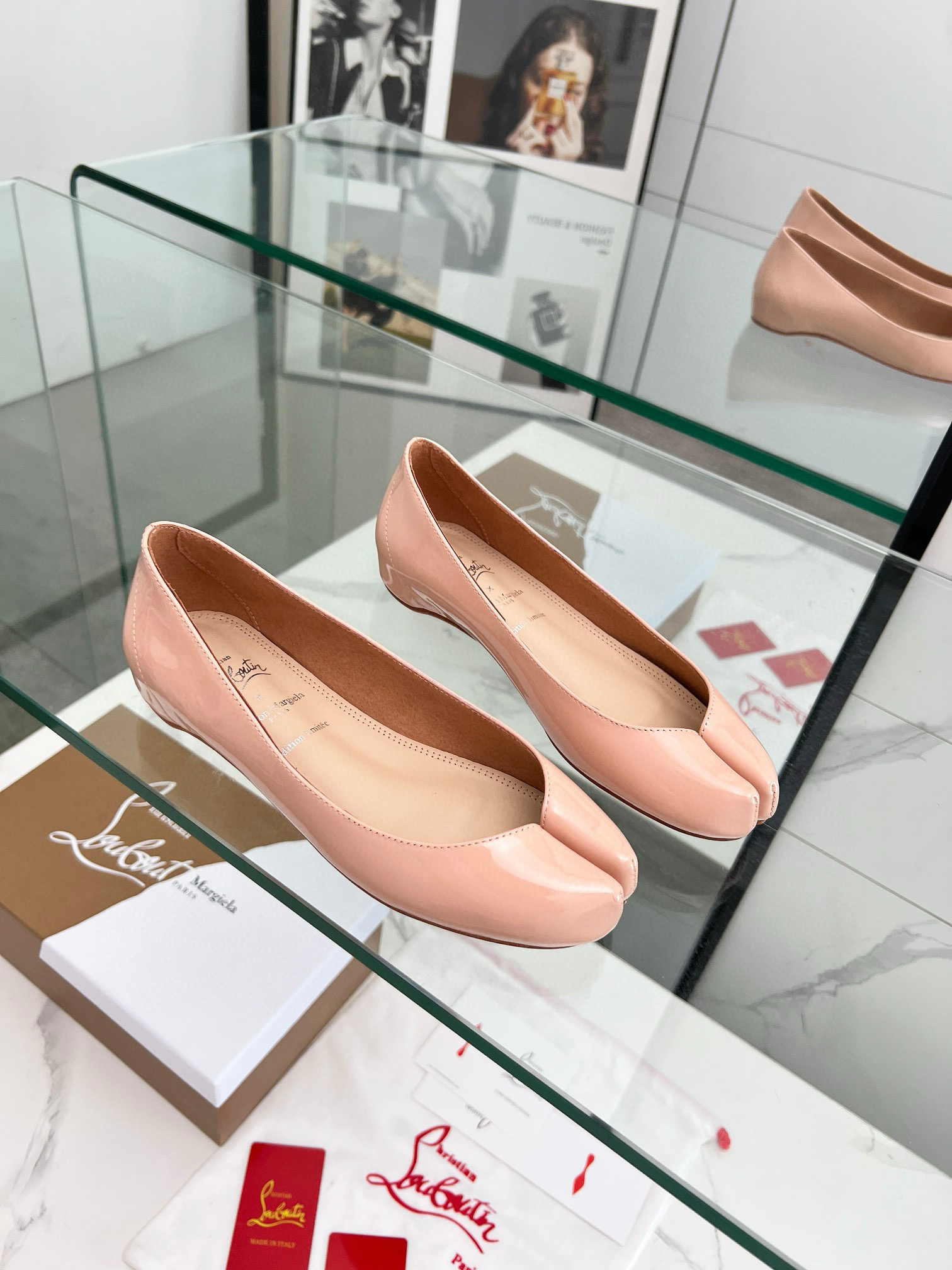 NO:475939,Maison Margiela & CL co-branded red-soled flat-toed single shoes Maison Margiela and Christian Louboutin launched the first joint shoe series, which cleverly combines the design genes of the two major brands and has a unique soft curve aesthetic, and a new interpretation of Maison Margiela's iconic Tabi split-toe shoes. The classic red sole reinterprets the classic split-toe design with its exquisite craftsmanship: made by splicing two independent materials, rather than the traditional split-toe cutting process, giving the shoe an elegant heart-shaped outline, just like the female clavicle lines. Unconscious charm - those fascinating images deeply embedded in the collective subconscious, injecting a subtle and subtle sexy temperament into the classic Tabi shoes. It perfectly interprets the soft feminine style that the series adheres to.  Grid. Combines elegance and temptation. Marlougiela ballet flat shoes have a slender and narrow appearance, and their sculptural lines highlight the full and charming outline. Classic hot model fabric patent leather inner sheepskin outsole genuine leather sole height within 3cm Color black champagne silver Size 35-39 (40/41/42/43 customized non-return and exchange) standard code Packaging with cloth bags, cards, single shoes, masion margiela, flats, sheepskin19860909马吉拉&CL联名款红底分趾平底单鞋 Maison Margiela 与 Christian Louboutin 推出首个联名鞋履系列,巧妙融合了两大品牌的设计基因,独特的柔美曲线美学,全新演绎了 Maison Margiela 标志性的 Tabi 分趾鞋.经典的红底,以其精湛工艺重新诠释经典分 趾设计:通过两块独立材质拼接而成,而非传统的分趾切割工艺,赋予鞋款优雅的心形轮廓,宛如女性的 锁骨线条.无意识魅力——那些深植于集体潜意识中的迷 人意象,为经典 Tabi 鞋款注入了微妙而含蓄的性感气质.完美诠释了该系列所秉承的柔美女性风 格.将优雅与诱惑融为一体.Marlougiela 芭蕾平底鞋呈 纤长修窄外观,其雕塑感的线条凸显丰盈而魅惑的轮廓.经典爆款 面料漆皮 内里羊皮 大底真皮底 跟高3cm内增高 Color黑色 香槟色 银色 Size 35-39（40/41/42/43定做不退换）标准码 包装配布袋、卡片,单鞋,masion margiela,flats,sheepskin,Women's Shoes