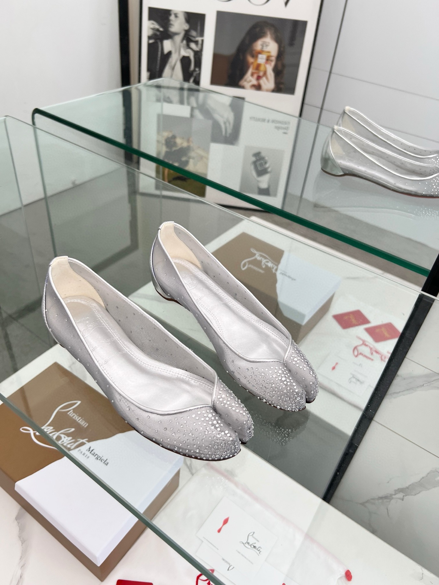 NO:475901,Maison Margiela & CL co-branded red-soled flat-toed single shoes Maison Margiela and Christian Louboutin launched the first joint shoe series, which cleverly combines the design genes of the two major brands and has a unique soft curve aesthetic, and a new interpretation of Maison Margiela's iconic Tabi split-toe shoes. The classic red sole reinterprets the classic split-toe design with its exquisite craftsmanship: made by splicing two independent materials, rather than the traditional split-toe cutting process, giving the shoe an elegant heart-shaped outline, just like the female clavicle lines. Unconscious charm - those fascinating images deeply embedded in the collective subconscious, injecting a subtle and subtle sexy temperament into the classic Tabi shoes. It perfectly interprets the soft feminine style that the series adheres to.  Grid. Combines elegance and temptation. Marlougiela ballet flat shoes have a long and narrow appearance, and their sculptural lines highlight the full and charming outline. Classic hot model fabric patent leather breathable mesh inner sheepskin outsole genuine leather sole height within 3cm Color black Champagne silver Size 35-39 (40/41/42/43 custom made without return) standard code Packaging with cloth bags, cards, single shoes, masion margiela, flats, sheepskin19860909马吉拉&CL联名款红底分趾平底单鞋 Maison Margiela 与 Christian Louboutin 推出首个联名鞋履系列,巧妙融合了两大品牌的设计基因,独特的柔美曲线美学,全新演绎了 Maison Margiela 标志性的 Tabi 分趾鞋.经典的红底,以其精湛工艺重新诠释经典分 趾设计:通过两块独立材质拼接而成,而非传统的分趾切割工艺,赋予鞋款优雅的心形轮廓,宛如女性的 锁骨线条.无意识魅力——那些深植于集体潜意识中的迷 人意象,为经典 Tabi 鞋款注入了微妙而含蓄的性感气质.完美诠释了该系列所秉承的柔美女性风 格.将优雅与诱惑融为一体.Marlougiela 芭蕾平底鞋呈 纤长修窄外观,其雕塑感的线条凸显丰盈而魅惑的轮廓.经典爆款 面料漆皮透气网 内里羊皮 大底真皮底 跟高3cm内增高 Color黑色 香槟色 银色 Size 35-39（40/41/42/43定做不退换）标准码 包装配布袋、卡片,单鞋,masion margiela,flats,sheepskin,Women's Shoes