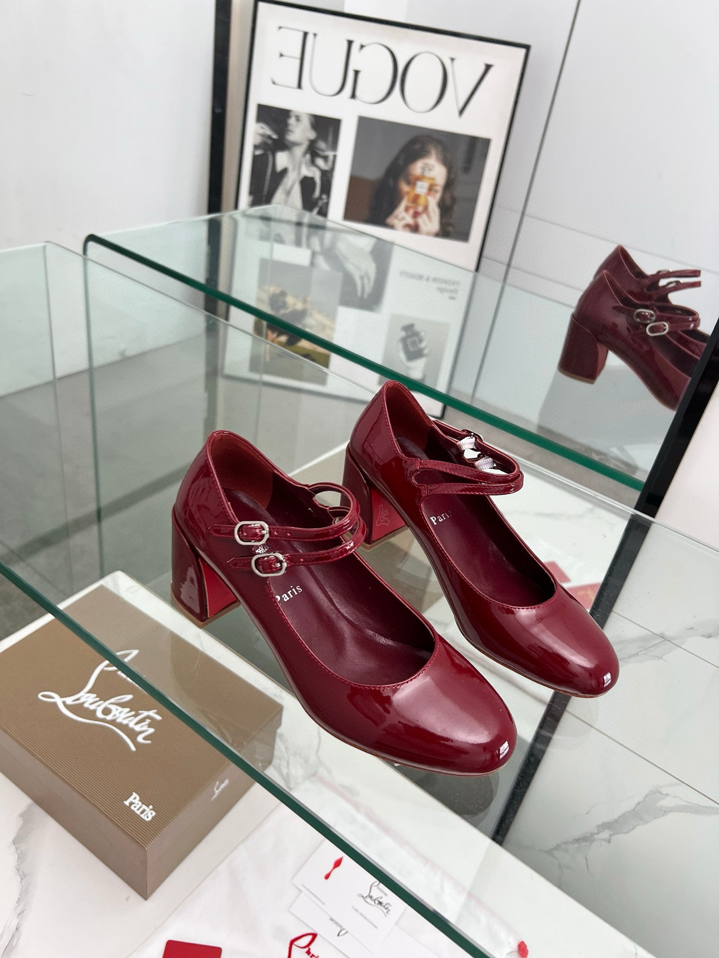 NO:475906,Christian Louboutin/Lu Boting CL red-soled shoes. New products of the spring and summer series are available. The creative and bold shoe design shows avant-garde attitude and refreshes the urban shape. Elegant and fashionable, with silver buckles and colorful crystals that exquisitely surround the ankles. 1 fabric: imported patent leather 2 inner linings. Imported idiomatic lambskin is super soft and delicate. 3 soles. Imported Italian original original color genuine leather sole. Heel height 5.5.4 size 35-39 (40.41.42.43 customized), single shoes, christian louboutin, sheepskin19860909ChristianLouboutin/路铂廷 CL红底鞋 春夏系列新品登场,创意大胆的鞋履设计尽显前卫态度,焕新都市造型.优雅时尚上面镶有银色搭扣和精美环绕脚踝的五彩水晶. 1面料: 进口漆皮 2内里 进口意制小羊皮超级柔软细腻  3大底 进口意大利原版原色真皮底 跟高5.5 4码数 35一39(40.41.42.43定制),单鞋,christian louboutin,sheepskin,Women's Shoes