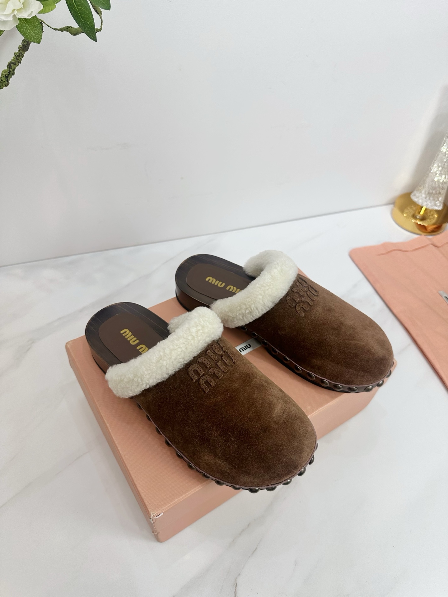 NO:466932,Factory 2025 New new product [MIU MIU] Brand new super beautiful decoration, fashionable and ladylike temperament, two-color splicing, and beautiful colors, with elastic elephant scarf on the outside. It is very convenient to put on the feet. The original last introduced by Italy is the latest last, the shape is very good, the buckle mold is also the original abrasive tool, which is very beautiful, and the sparkling feeling can be seen even at night. ——————————————————— 1 The upper is Niu Jing 2 imported lamb wool inside 3 large sole Italian original color private opening mold rubber sole 4 original pad marking foot, spot code 35M-39M (40 41 customized, no return or exchange)., semi-dragged fur shoes, miumiu19860909工厂 2025 新款新品【MIU MIU】 全新超美装饰搭配,时尚淑女气质十足 双色拼接 又不乏美艳色彩,外侧附带弹力象巾 上脚非常方便意大利引进的原版楦头是最新楦、出来形体非常好呢、饰扣开模也是原版磨具、非常美就算在夜里也能看出闪闪的闪烁感、 —————————— 1鞋面釆用牛京 2内里进口羊羔毛 3大底意大利原版原色私开模橡胶大底 4原贴垫标脚,现货码数35M-39M（40 41订做不退不换).,半拖毛毛鞋,miumiu,Women's Shoes