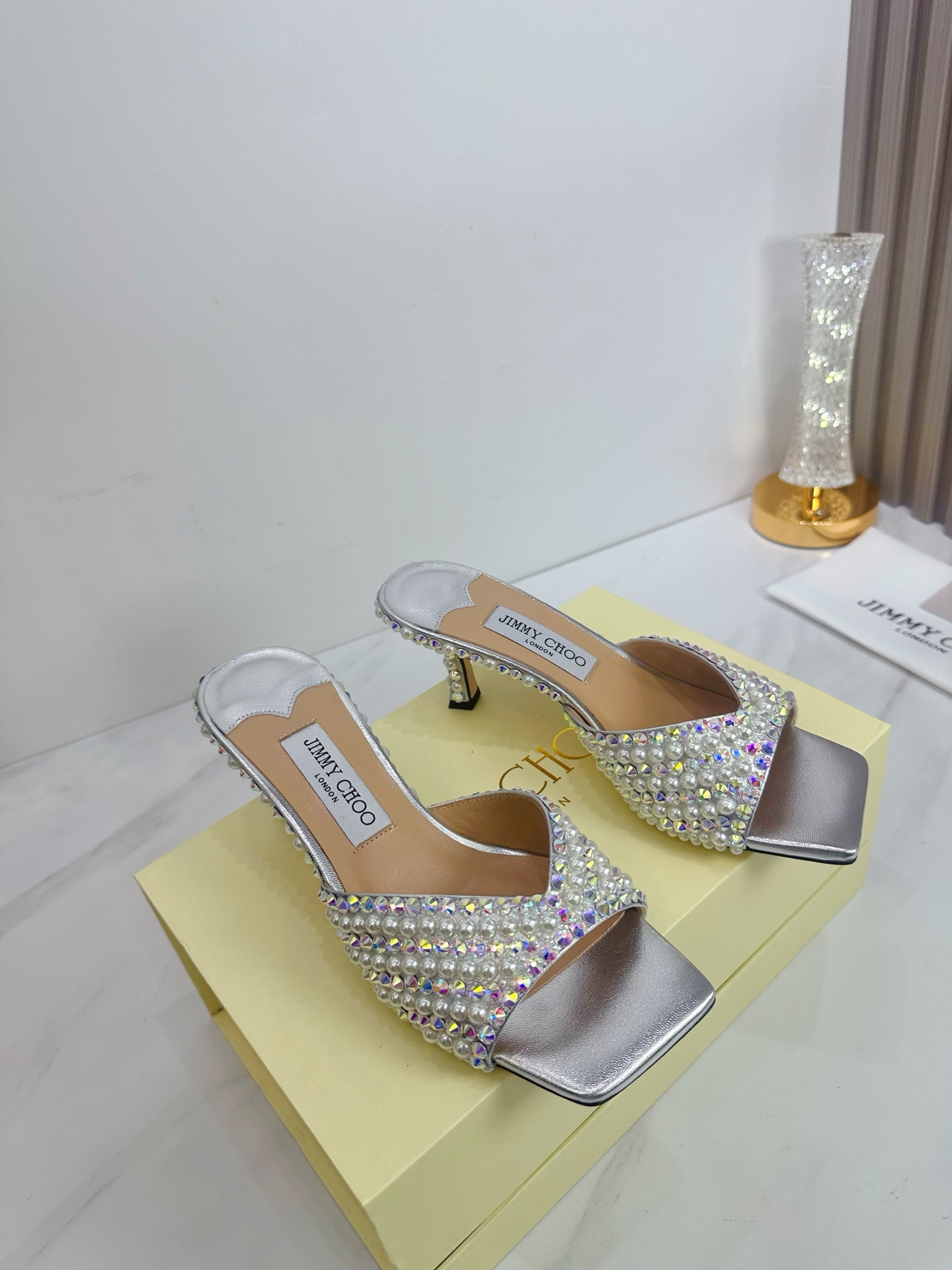 NO:577629,JIMMY CHOO is a very comprehensive and noble fashion lifestyle brand. It has a series of women's high-heeled, medium-heeled and flat-heeled sandals with the same watch straps from major fashion bloggers and celebrities in Hong Kong and the United States. The Australian pointed toe, round toe and square toe series are simply beautiful. I fall in love with elegance and playful sense of the future. I want to own it right away just by looking at it, but you can really think about a pair of exquisite high heels~~~~~~~~~~~~~~~~  This series is designed for extraordinary and indifferent women, thus creating a unique overall effect. Jimmy Choo designs products that inspire women to move forward and highlight their charm. 1 Fabric: Imported sheepskin hand-glued diamond-pearl 2 Lining Imported Italian lambskin super soft and delicate 3 Outsole Imported Italian original original color genuine leather outsole Heel height 6.5 4 sizes  35 to 39 (34.40.41.42. Customized), high heels and slippers, jimmy choo, jimmy choo, sandals, high heels, slippers, sheepskin, Leather soles19860909JIMMY CHOO(吉米周) 是一个非常全面之尊贵时尚生活品牌, 香港,美国等大时尚博主及明星的同款表带女士高跟,中跟,平跟后空凉鞋系列. 澳大利亚尖头 圆头,方头系列、简直是美上天了,爱上优雅、爱上俏皮的未来感,光看一眼便想马上拥有,但一双精致的高跟鞋确是可以想想滴～～～～～～～～～～～～～～～～～ 该系列专为超凡绝伦、无所谓的女士而设计,从而打造出别致的整体效果,Jimmy Choo 设计出激发女性一往无前的产品彰显魅力  1面料:进口羊皮手工粘钻-珍珠 2内里 进口意制小羊皮超级柔软细腻  3大底 进口意大利原版原色真皮大底 跟高6.5 4码数 35一39(34.40.41.42.定制),高跟鞋拖鞋,jimmy choo,jimmy choo,sandals,high heels,slippers,sheepskin,Leather soles,Women's Shoes