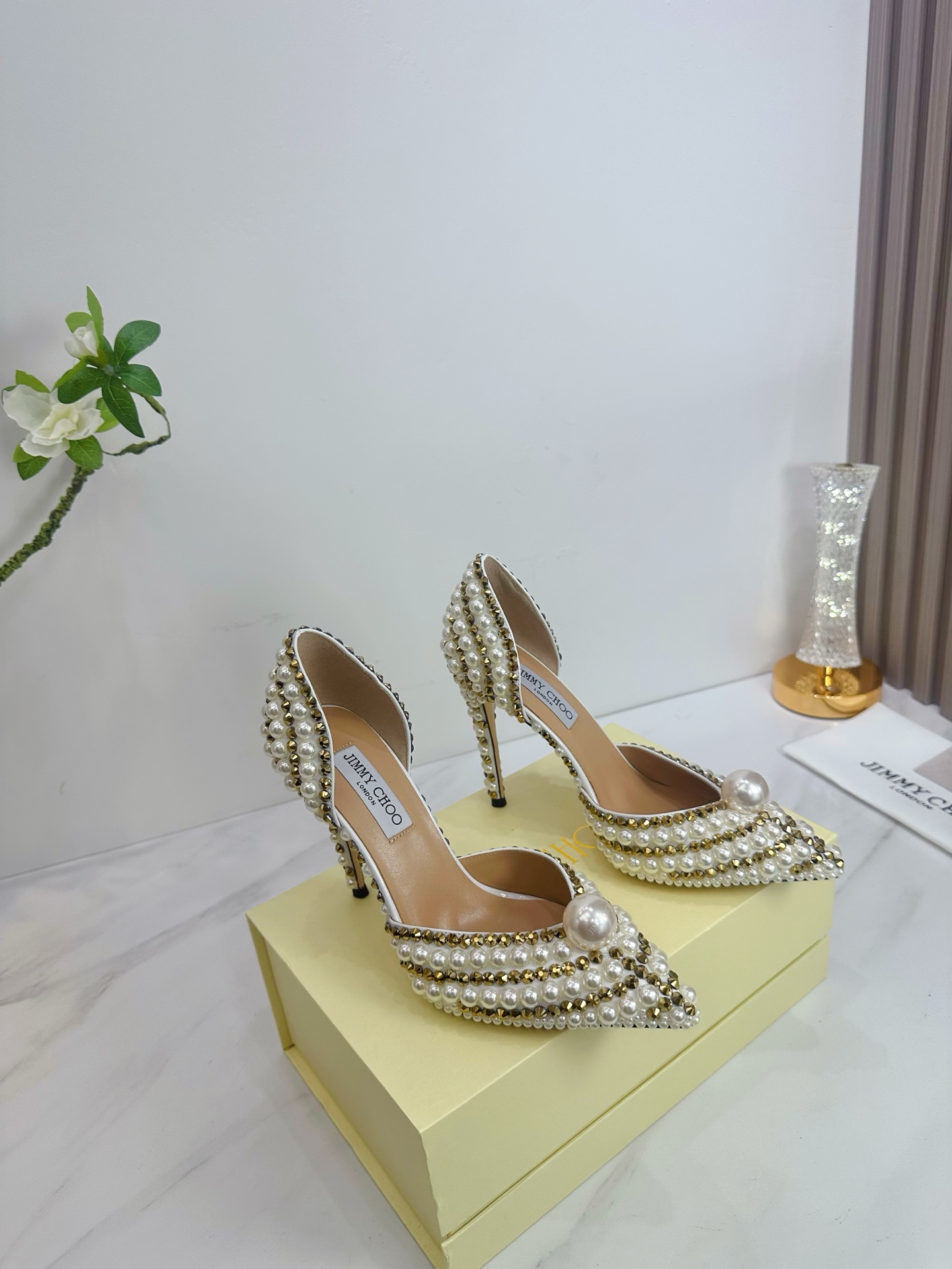 NO:577635,JIMMY CHOO is a very comprehensive and noble fashion lifestyle brand. It has a series of women's high-heeled, medium-heeled and flat-heeled sandals with the same watch straps from major fashion bloggers and celebrities in Hong Kong and the United States. The Australian pointed toe, round toe and square toe series are simply beautiful. I fall in love with elegance and playful sense of the future. I want to own it right away just by looking at it, but you can really think about a pair of exquisite high heels~~~~~~~~~~~~~~~~  This series is designed for extraordinary and indifferent women, thus creating a chic overall effect. Jimmy Choo designs products that inspire women to move forward and highlight their charm. 1 Fabric: Imported patent leather, hand-glued diamond-pearl 2 Lining, imported Italian lambskin, super soft and delicate 3 Outsole Imported Italian original original color genuine leather outsole Heel height 10.0 4 yards  35 to 39 (34.40.41.42. Customized), high heels and slippers, jimmy choo, jimmy choo, sandals, high heels, slippers, sheepskin, Leather soles19860909JIMMY CHOO(吉米周) 是一个非常全面之尊贵时尚生活品牌, 香港,美国等大时尚博主及明星的同款表带女士高跟,中跟,平跟后空凉鞋系列. 澳大利亚尖头 圆头,方头系列、简直是美上天了,爱上优雅、爱上俏皮的未来感,光看一眼便想马上拥有,但一双精致的高跟鞋确是可以想想滴～～～～～～～～～～～～～～～～～ 该系列专为超凡绝伦、无所谓的女士而设计,从而打造出别致的整体效果,Jimmy Choo 设计出激发女性一往无前的产品彰显魅力  1面料:进口漆皮手工粘钻-珍珠 2内里 进口意制小羊皮超级柔软细腻  3大底 进口意大利原版原色真皮大底 跟高10.0 4码数 35一39(34.40.41.42.定制),高跟鞋拖鞋,jimmy choo,jimmy choo,sandals,high heels,slippers,sheepskin,Leather soles,Women's Shoes