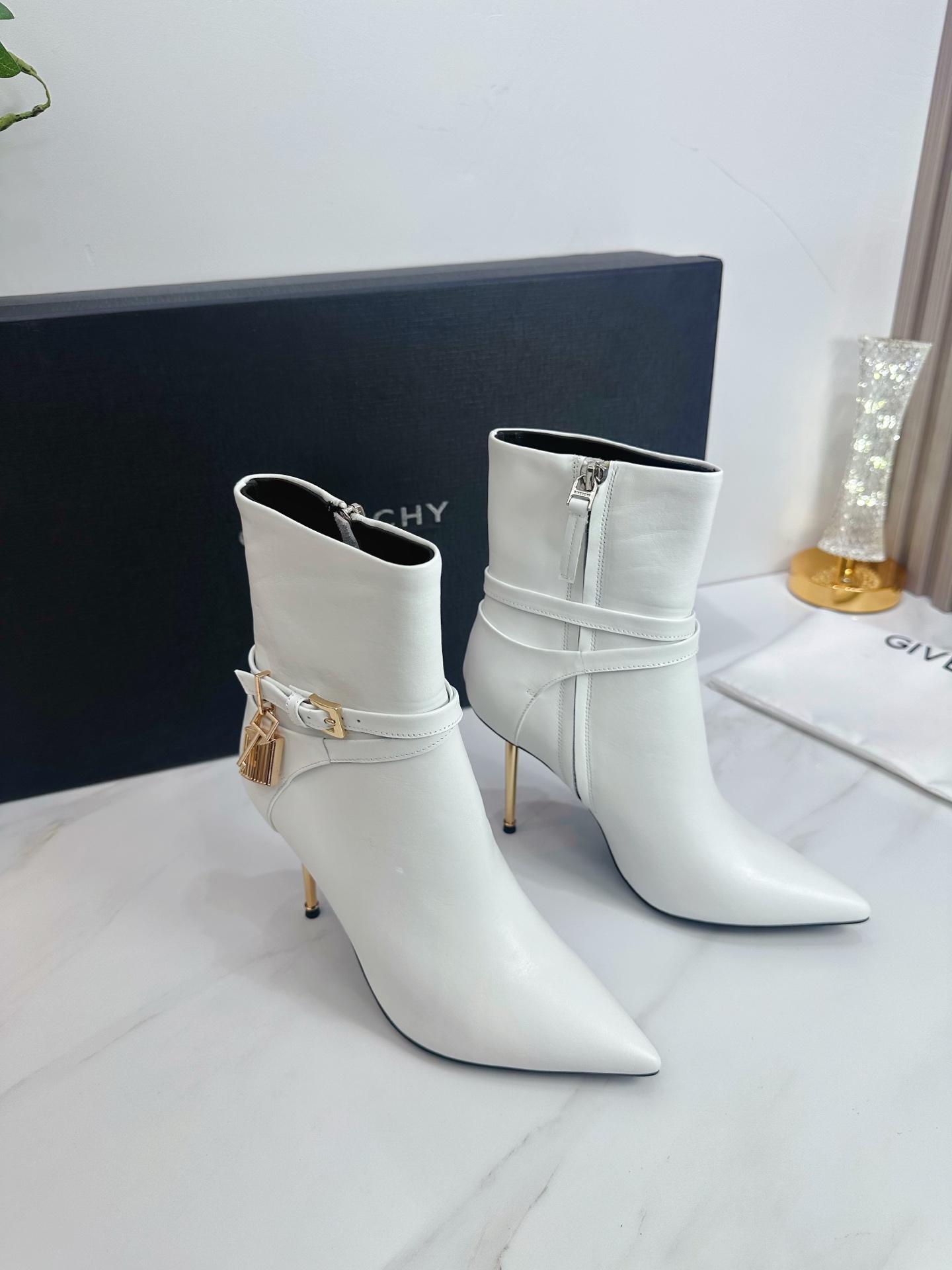 NO:577641,2025 SSS launches GIVENCHY's new spring and summer single shoes and boots - the brand's iconic style continues to present retro elegance, and can be easily controlled in various styles. 1. The upper is made of first-layer cowhide. 2. The lining is imported sheepskin. 3. The outsole is original Italian original color genuine leather outsole. The heel height is 10.0. The shaft is 6 inches. 4. The original labeling feet. The stock size is 35M-39M (40 41  42 Custom-made (non-returnable and non-exchangeable)., boots, givenchy, givenchy, boots, cowhide, sheepskin, Leather soles198609092025 SSS 重磅推出GIVENCHY 纪梵希 春夏新款单鞋靴子——品牌标志性的一如既往地呈现复古优雅,各种造型都能轻松驾驭. 1鞋面釆用头层牛皮 2内里进口羊皮 3大底意大利原版原色真皮大底 跟高10.0 靴筒6寸 4原贴标垫脚, 现货码数35M-39M（40 41 42订做不退不换).,靴子,givenchy,givenchy,boots,cowhide,sheepskin,Leather soles,Women's Shoes